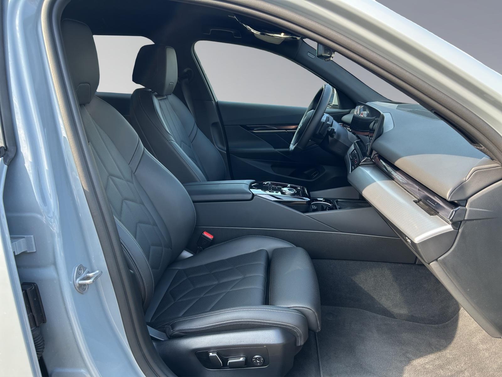 BMW 520d xDrive Touring-image-14