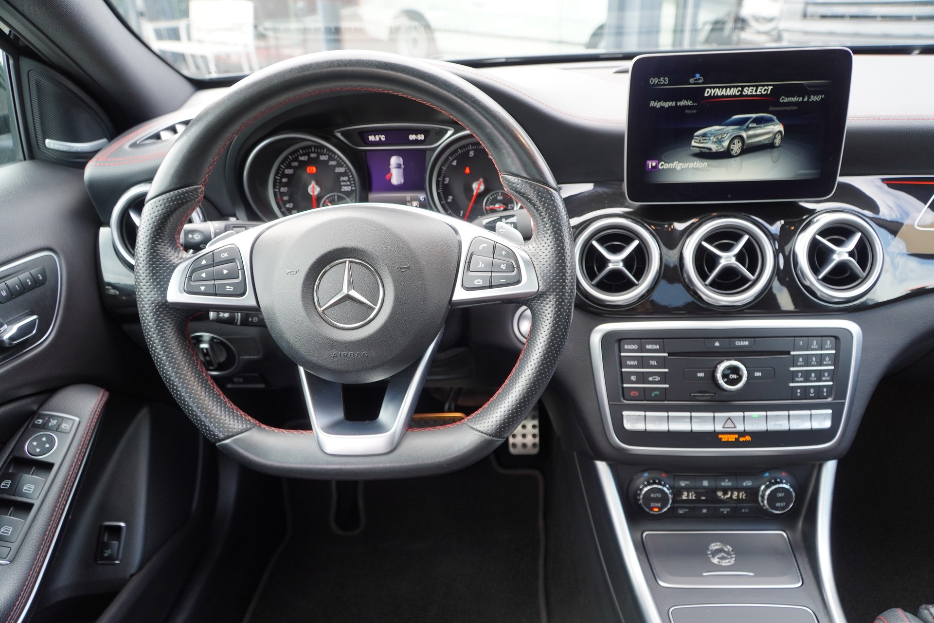 MERCEDES-BENZ GLA 250 AMG Line 4Matic 7G-DCT-image-11