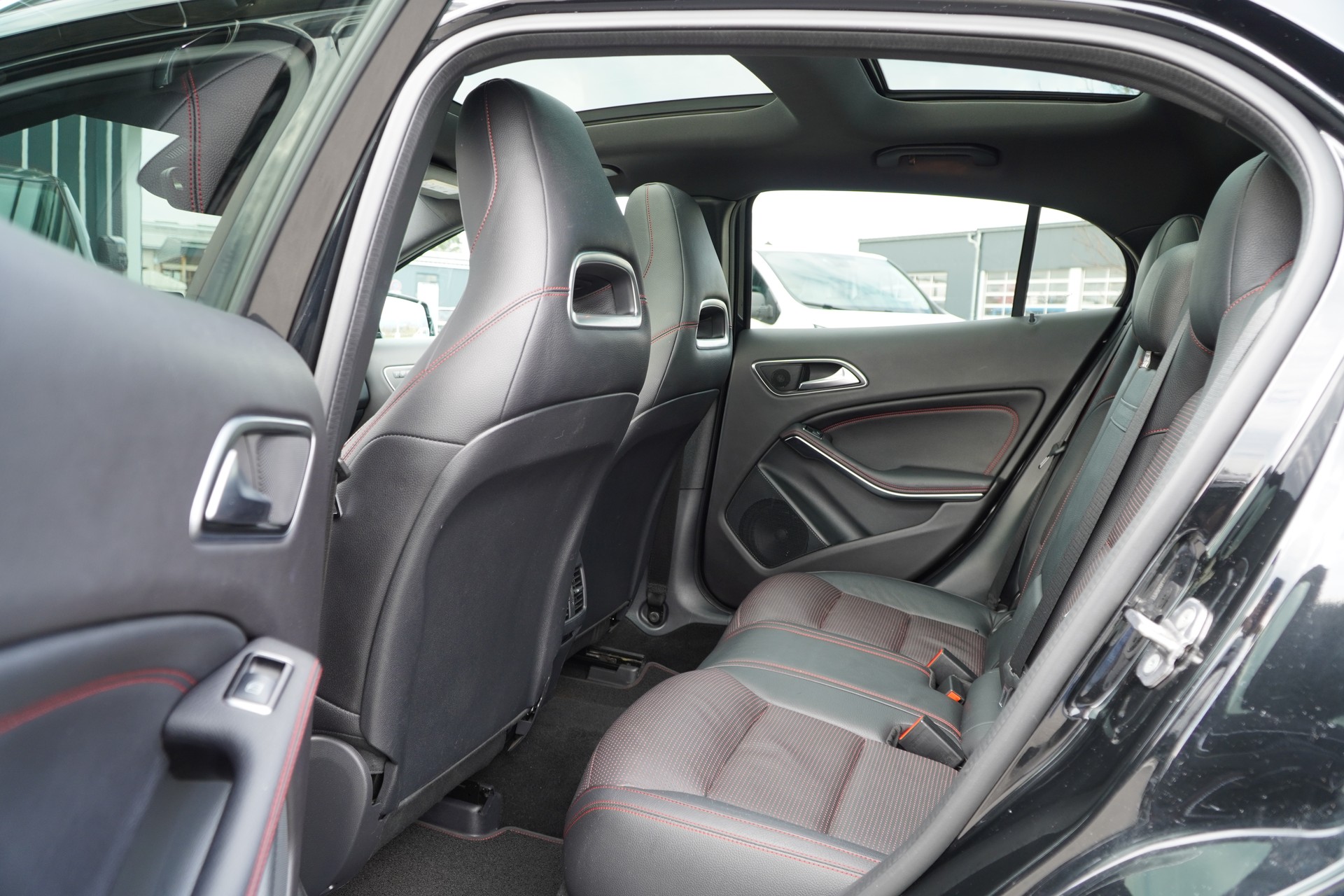 MERCEDES-BENZ GLA 250 AMG Line 4Matic 7G-DCT-image-8