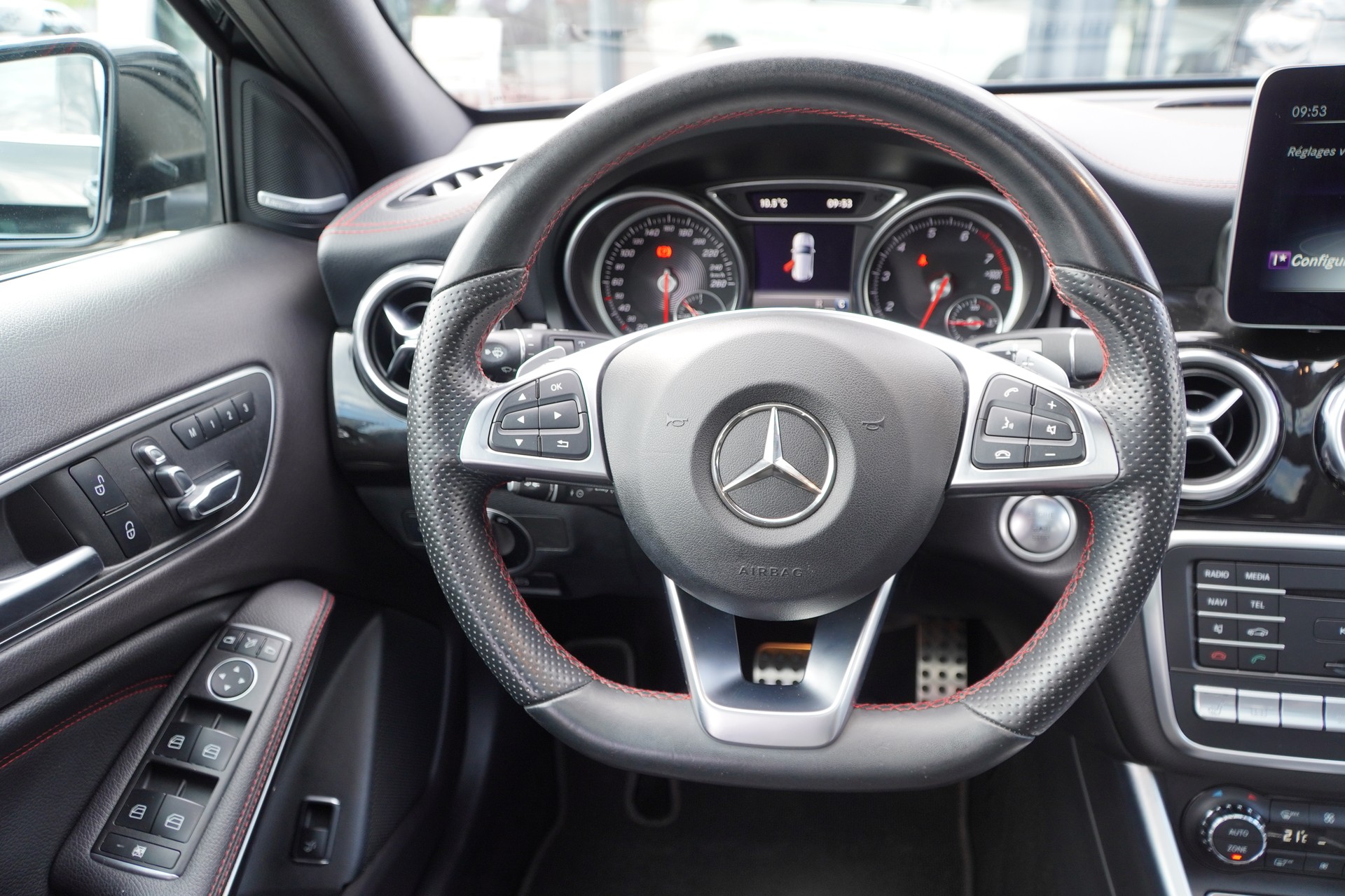 MERCEDES-BENZ GLA 250 AMG Line 4Matic 7G-DCT-image-12