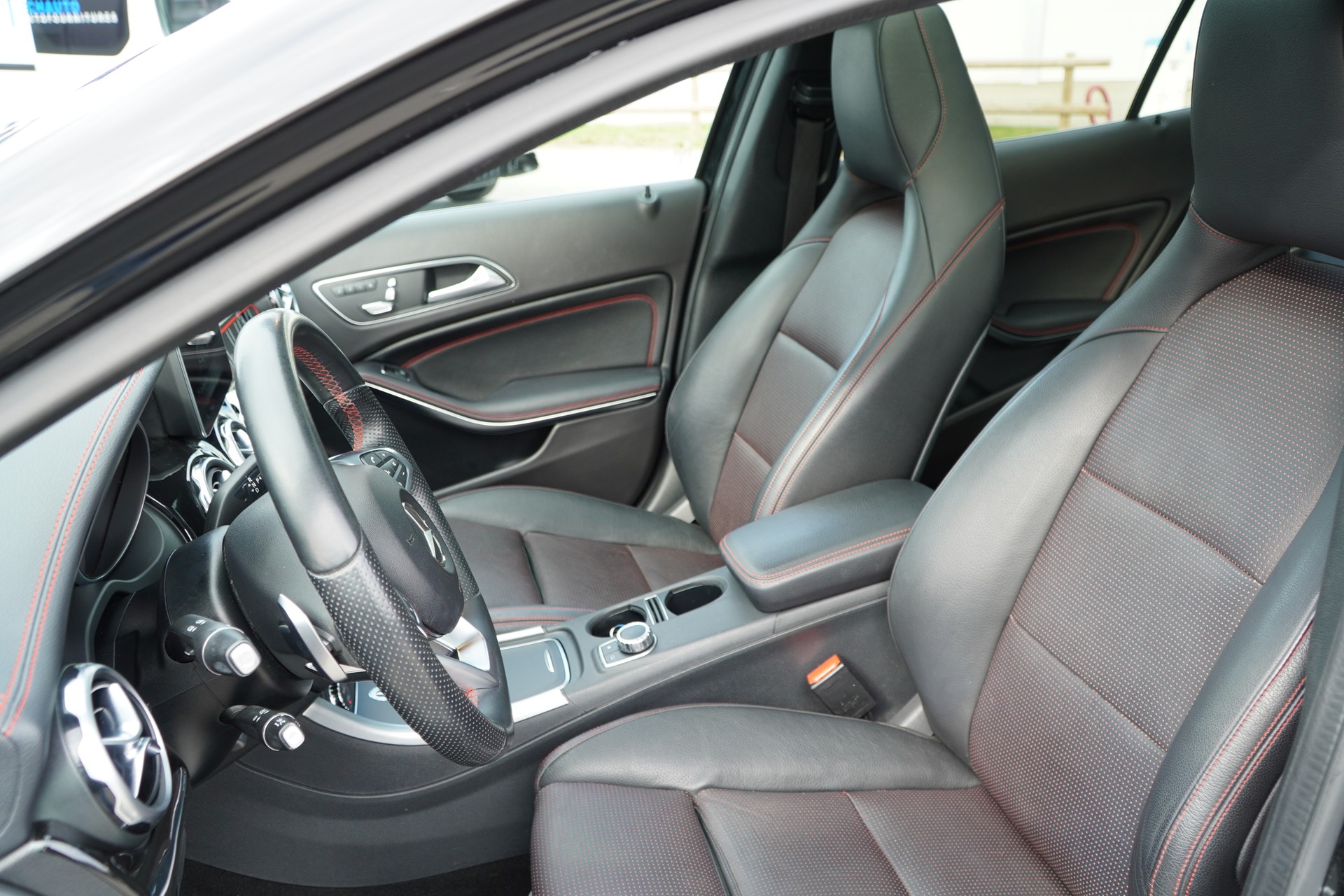 MERCEDES-BENZ GLA 250 AMG Line 4Matic 7G-DCT-image-24