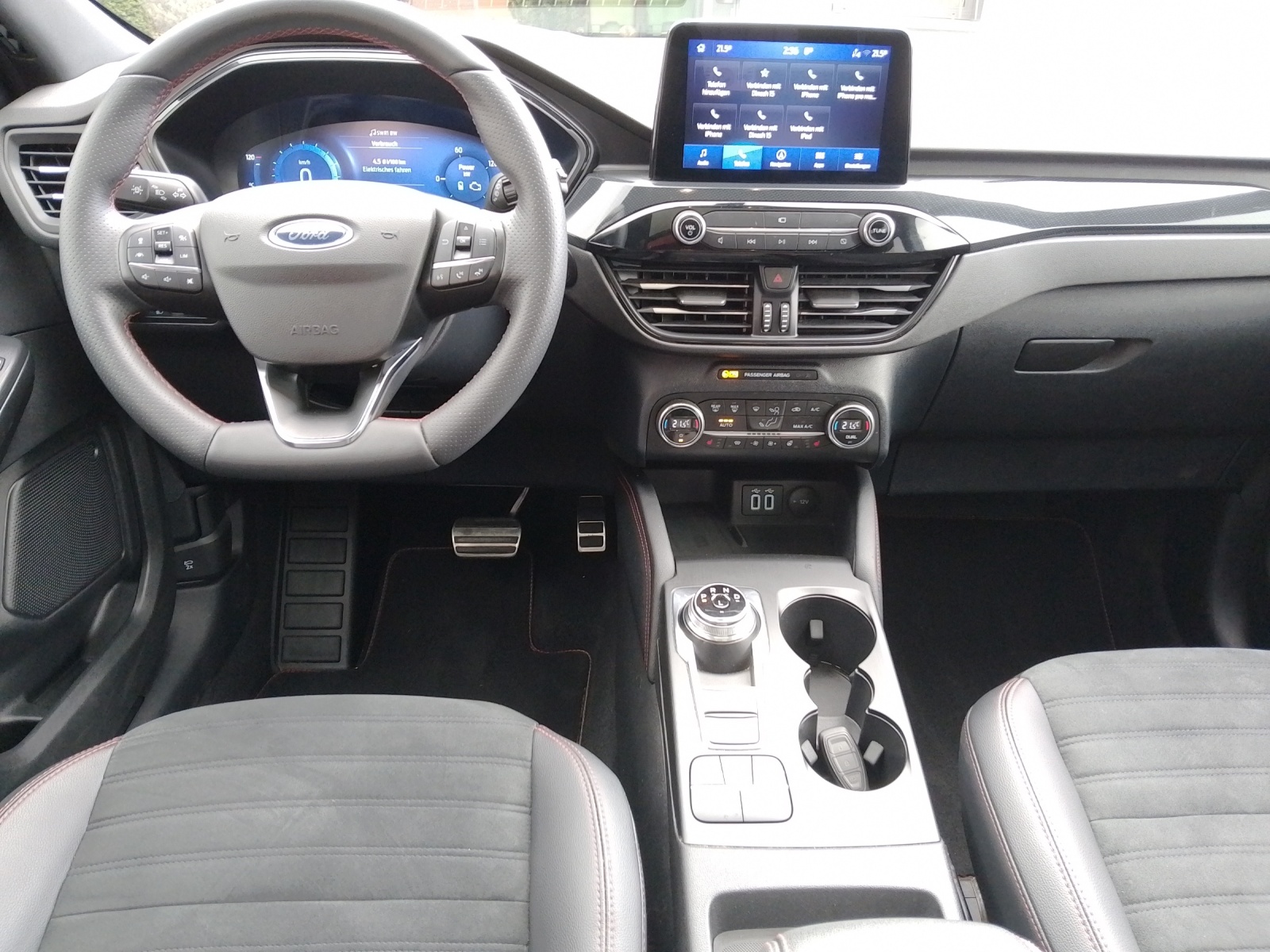 FORD Kuga 2.5 Plug-in Hybrid ST-Line X 225 PS-image-3