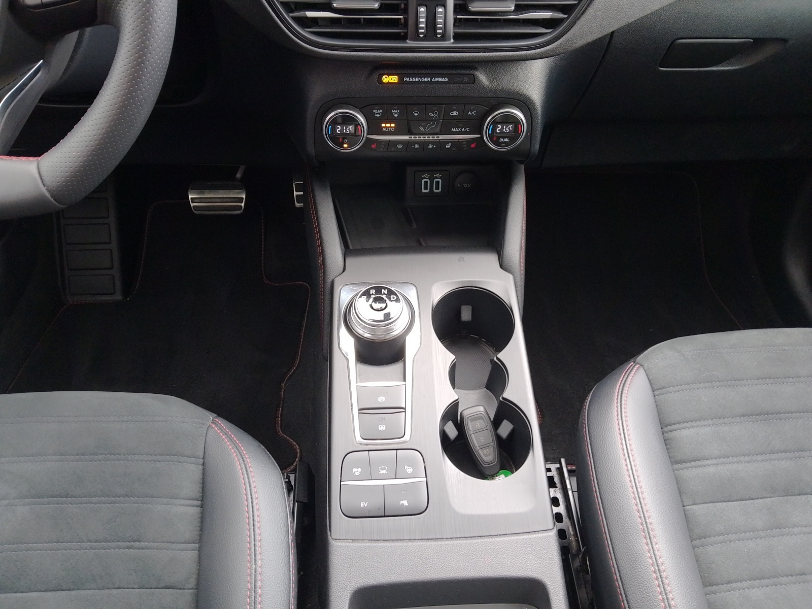 FORD Kuga 2.5 Plug-in Hybrid ST-Line X 225 PS-image-6