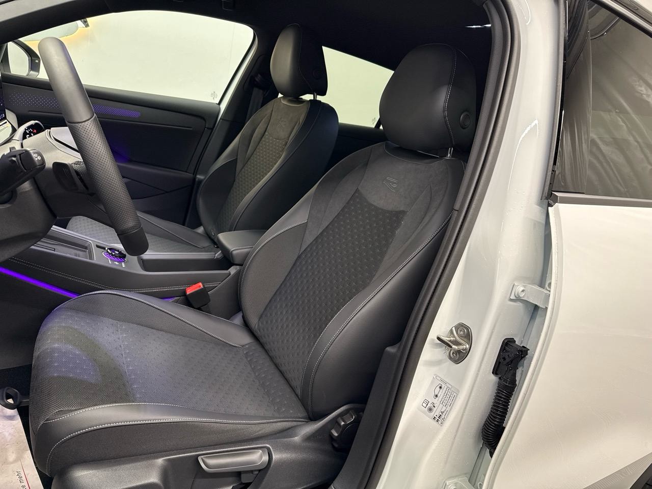 VW T-Roc 1.5 eTSI mHEV R-Line DSG-showroom-element-3
