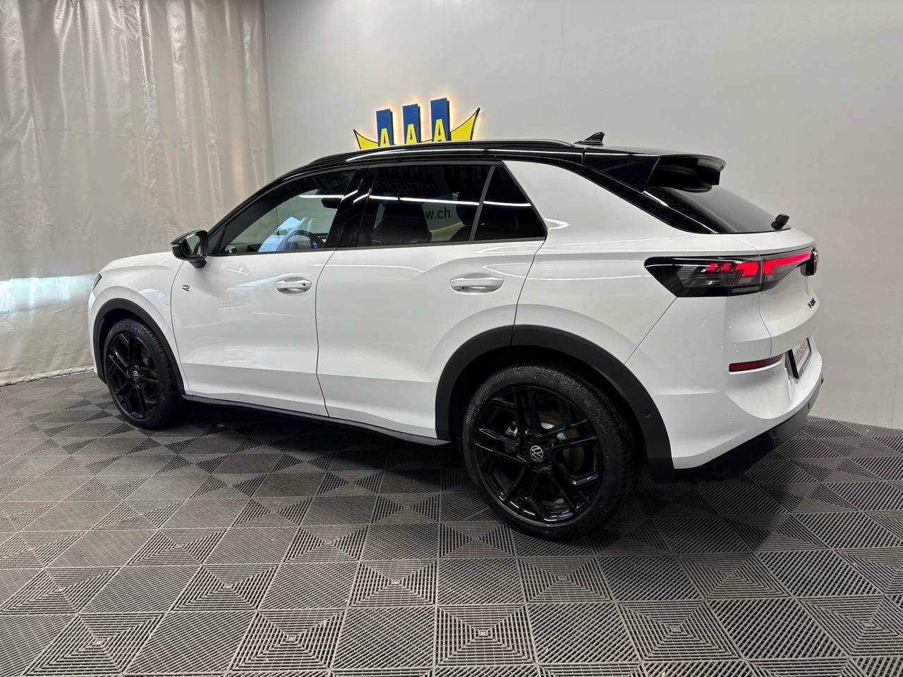 VW T-Roc 1.5 eTSI mHEV R-Line DSG-showroom-element-1
