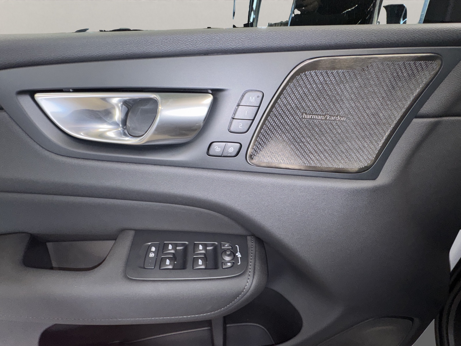 VOLVO XC60 2.0 T8 TE Ultra Dark eAWD-image-12