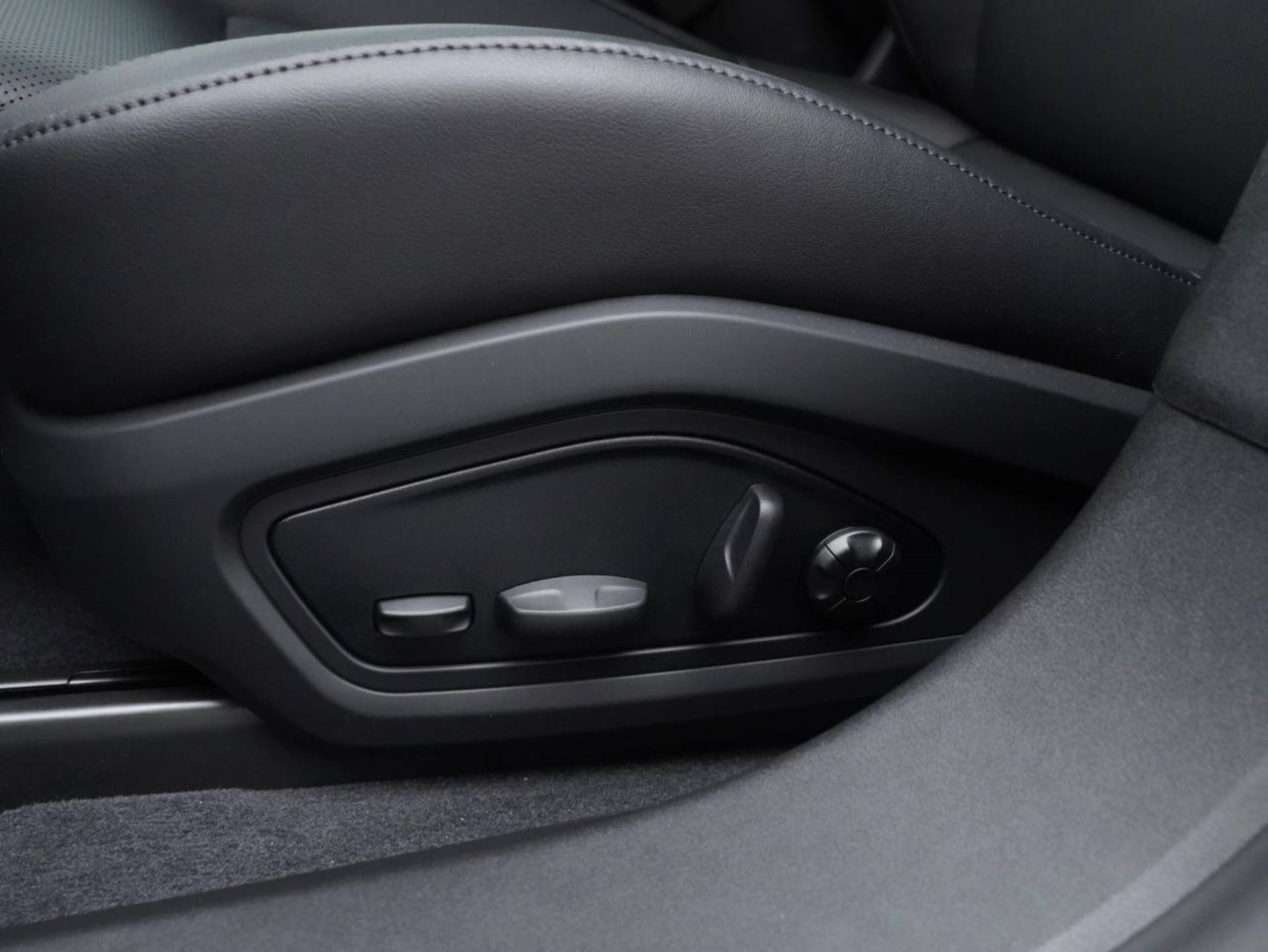 PORSCHE Taycan-image-21