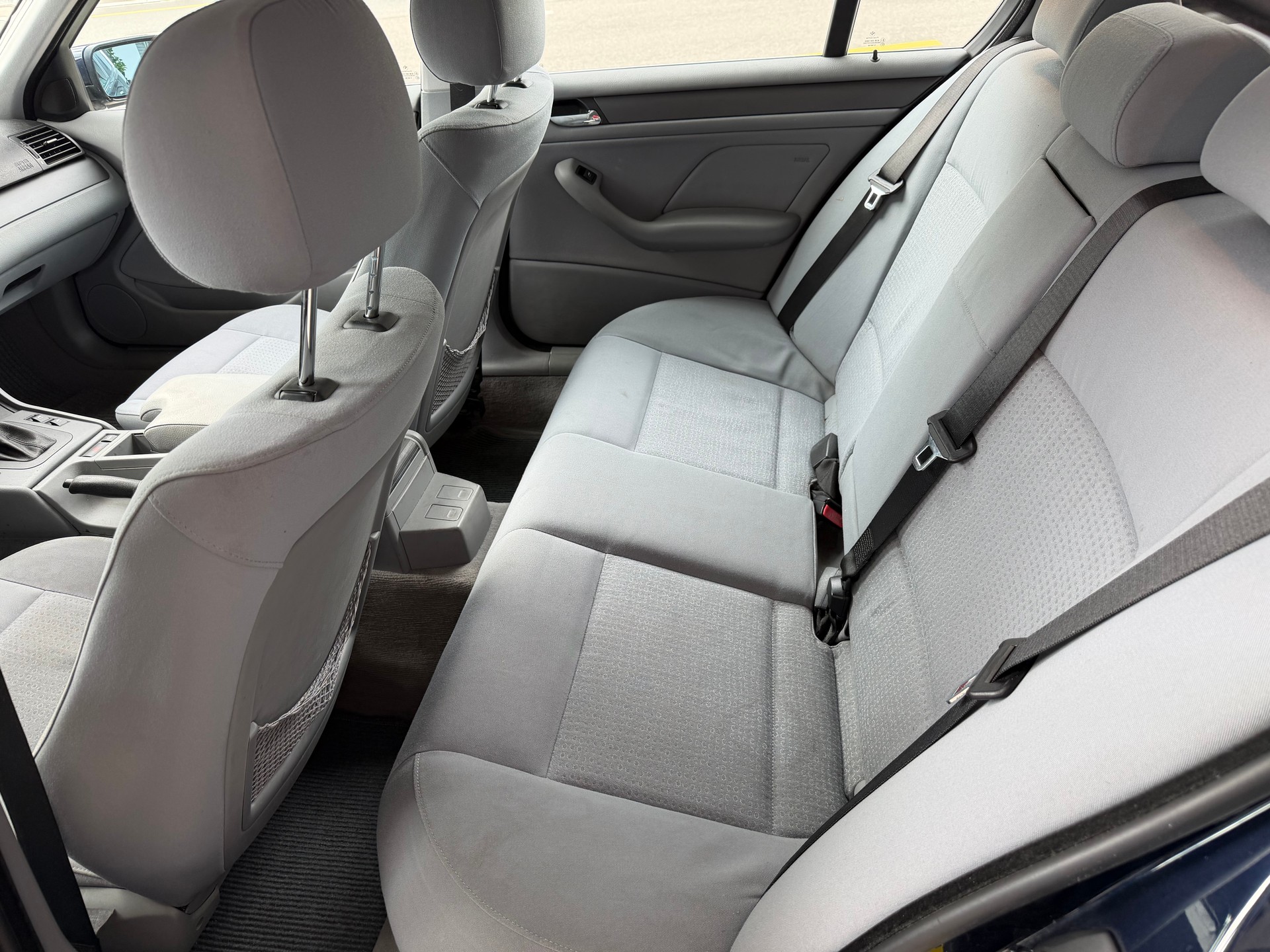 BMW 325i-image-7