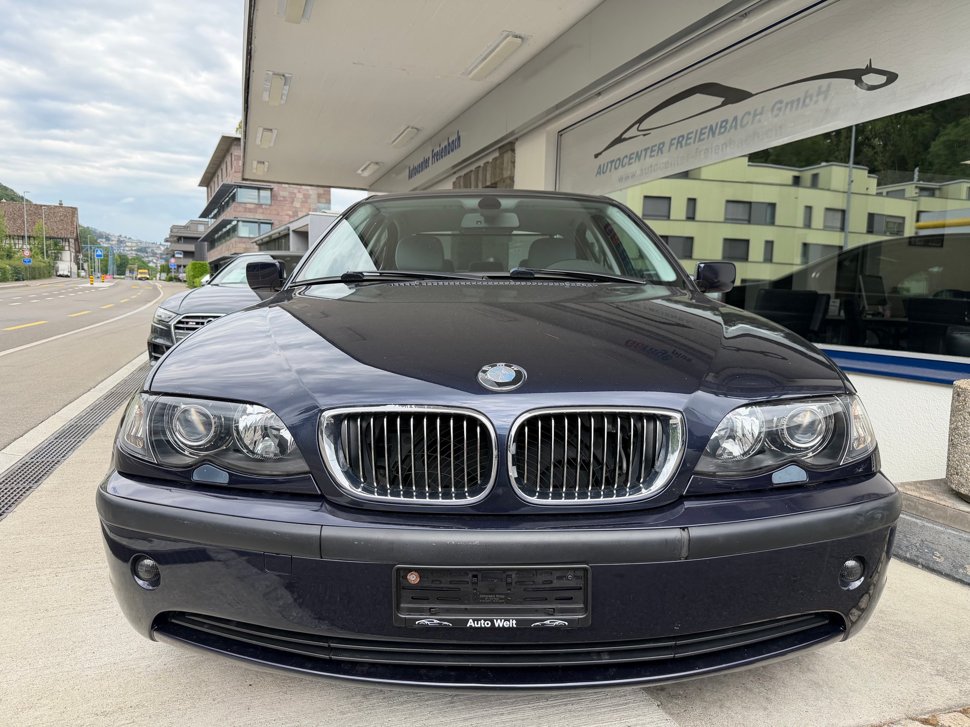BMW 325i-image-1