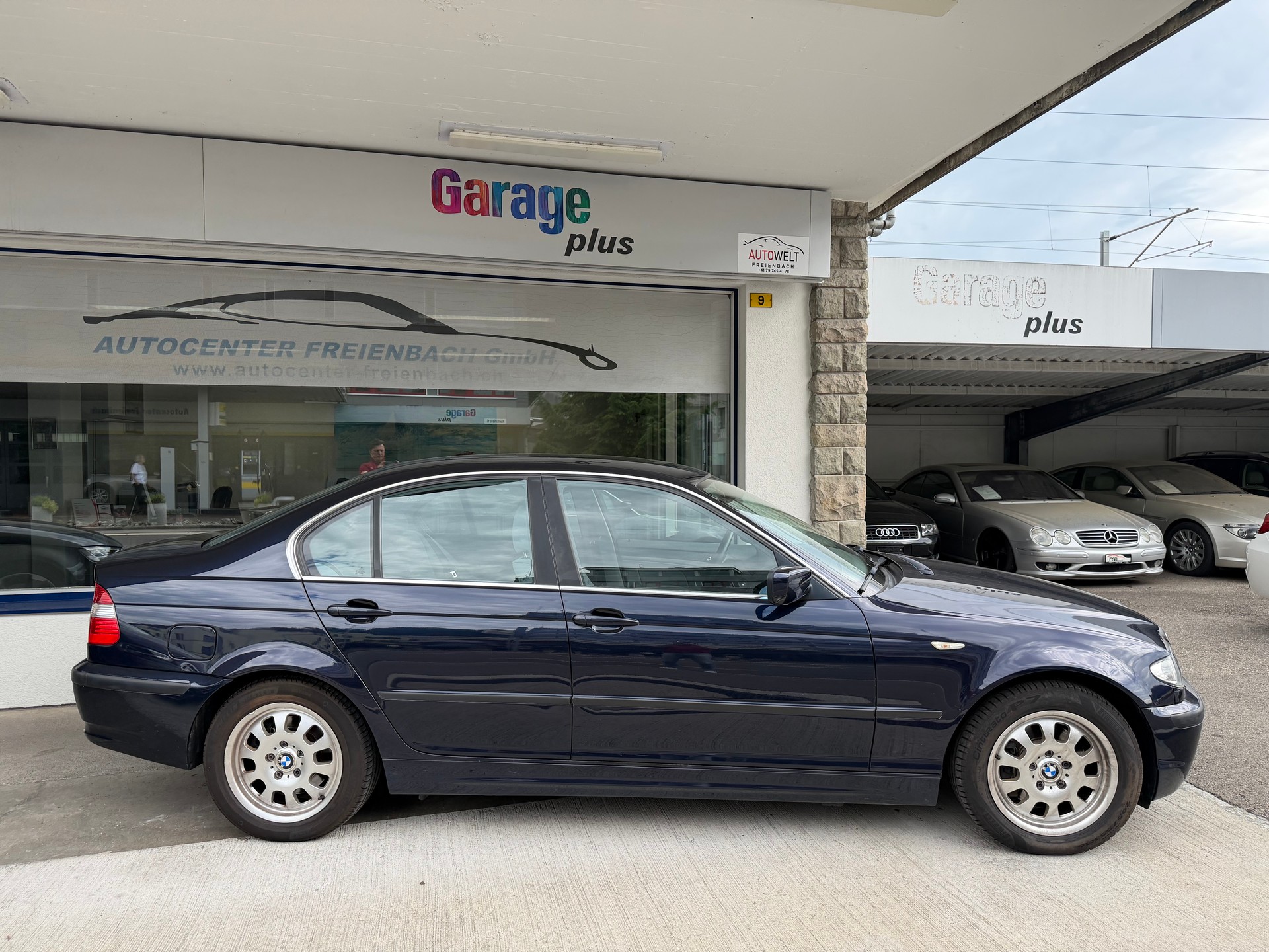 BMW 325i-image-3