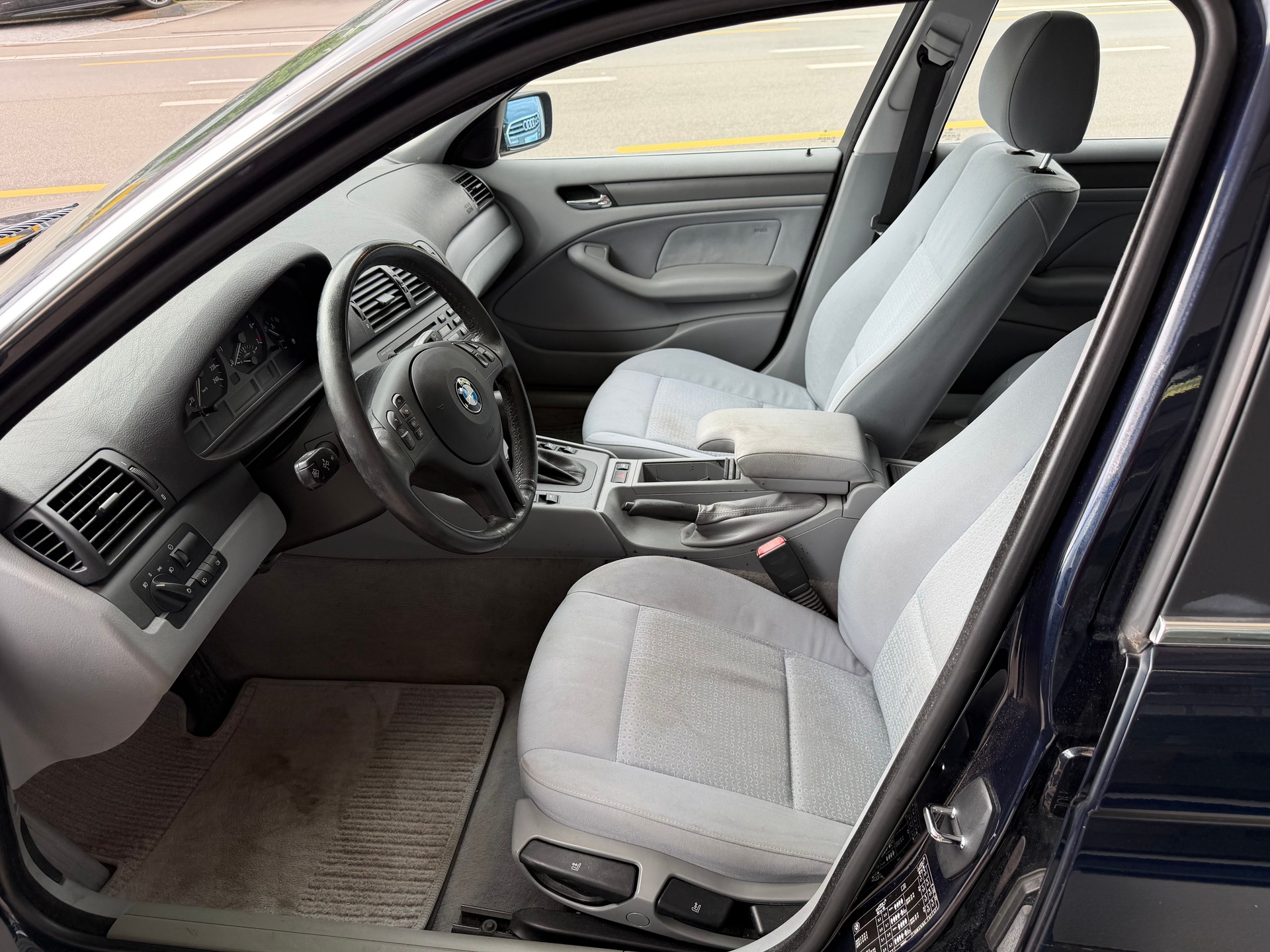 BMW 325i-image-6