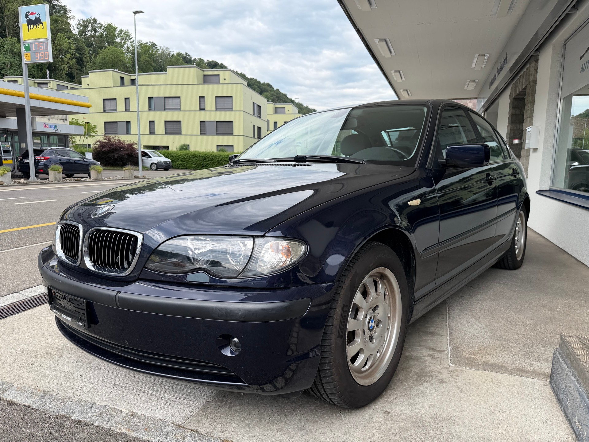 BMW 325i-image-0