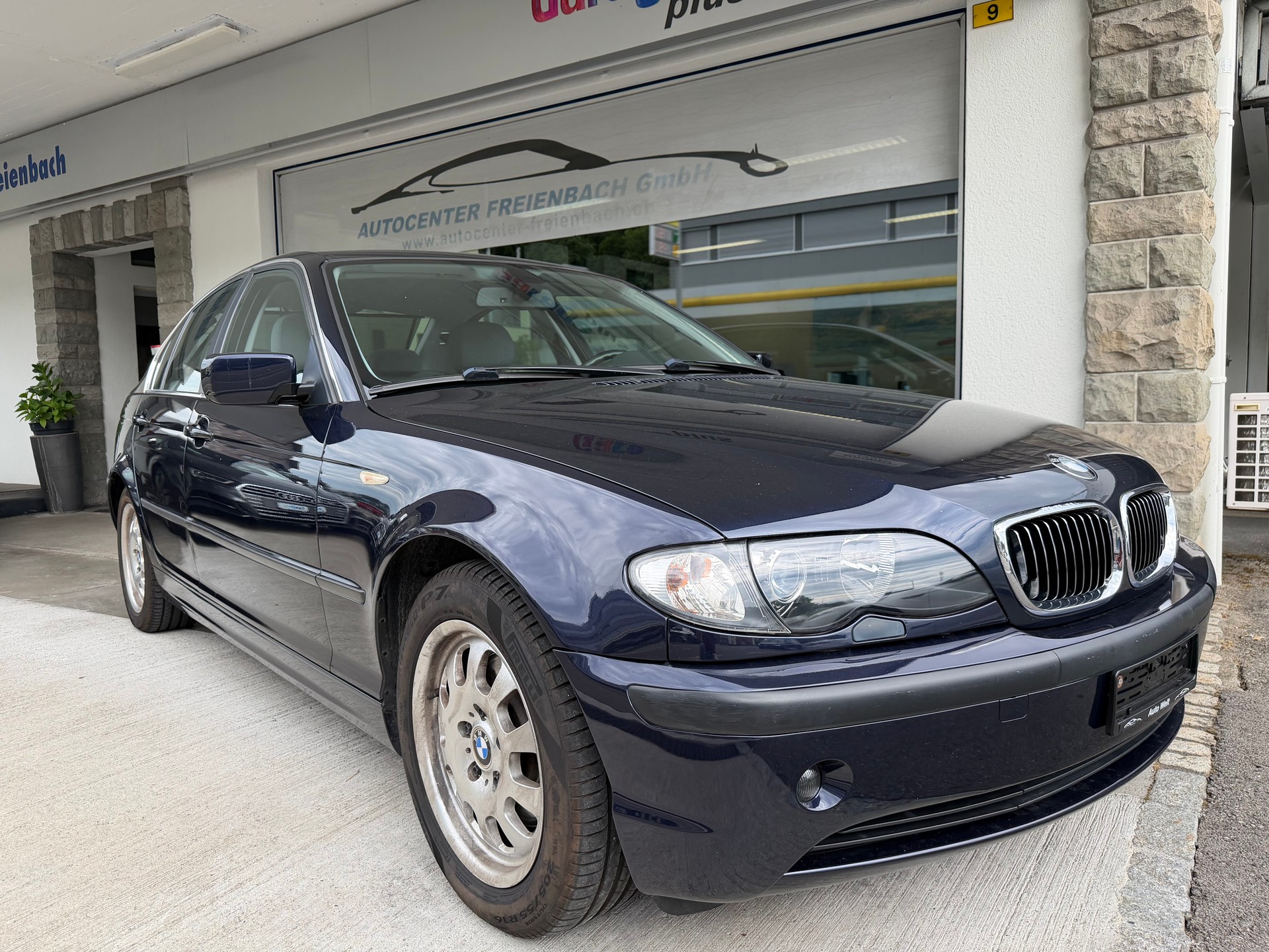 BMW 325i-image-2