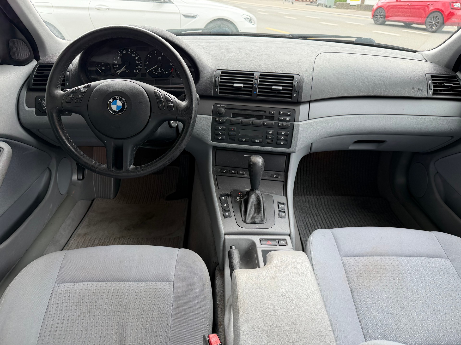 BMW 325i-image-5