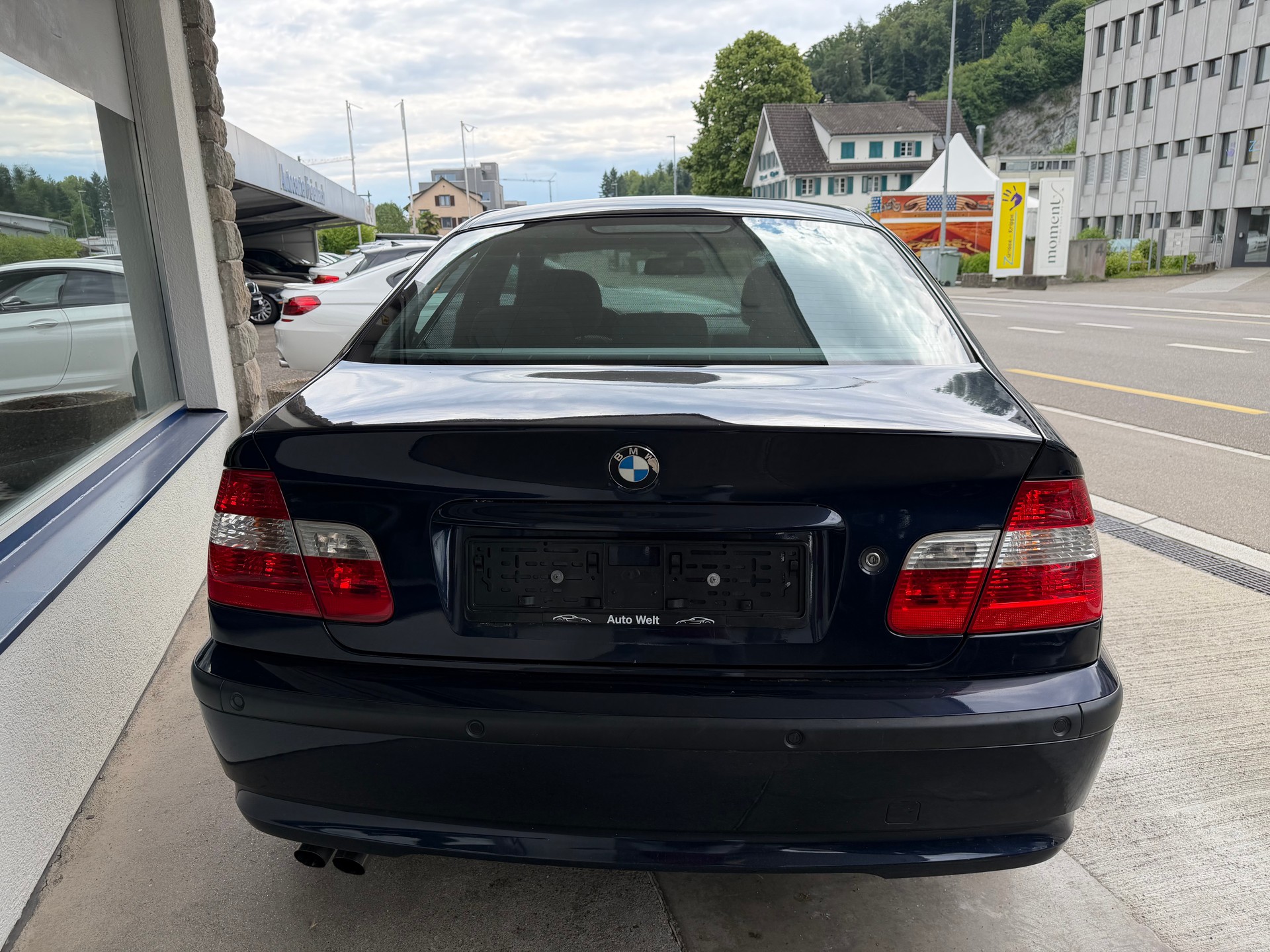 BMW 325i-image-4