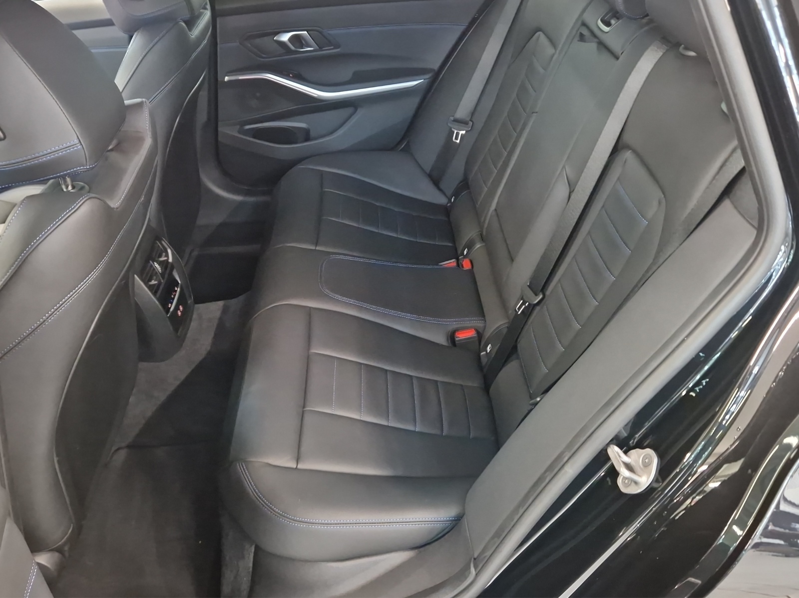 BMW 320d xDrive SAG Touring M Sport-image-23