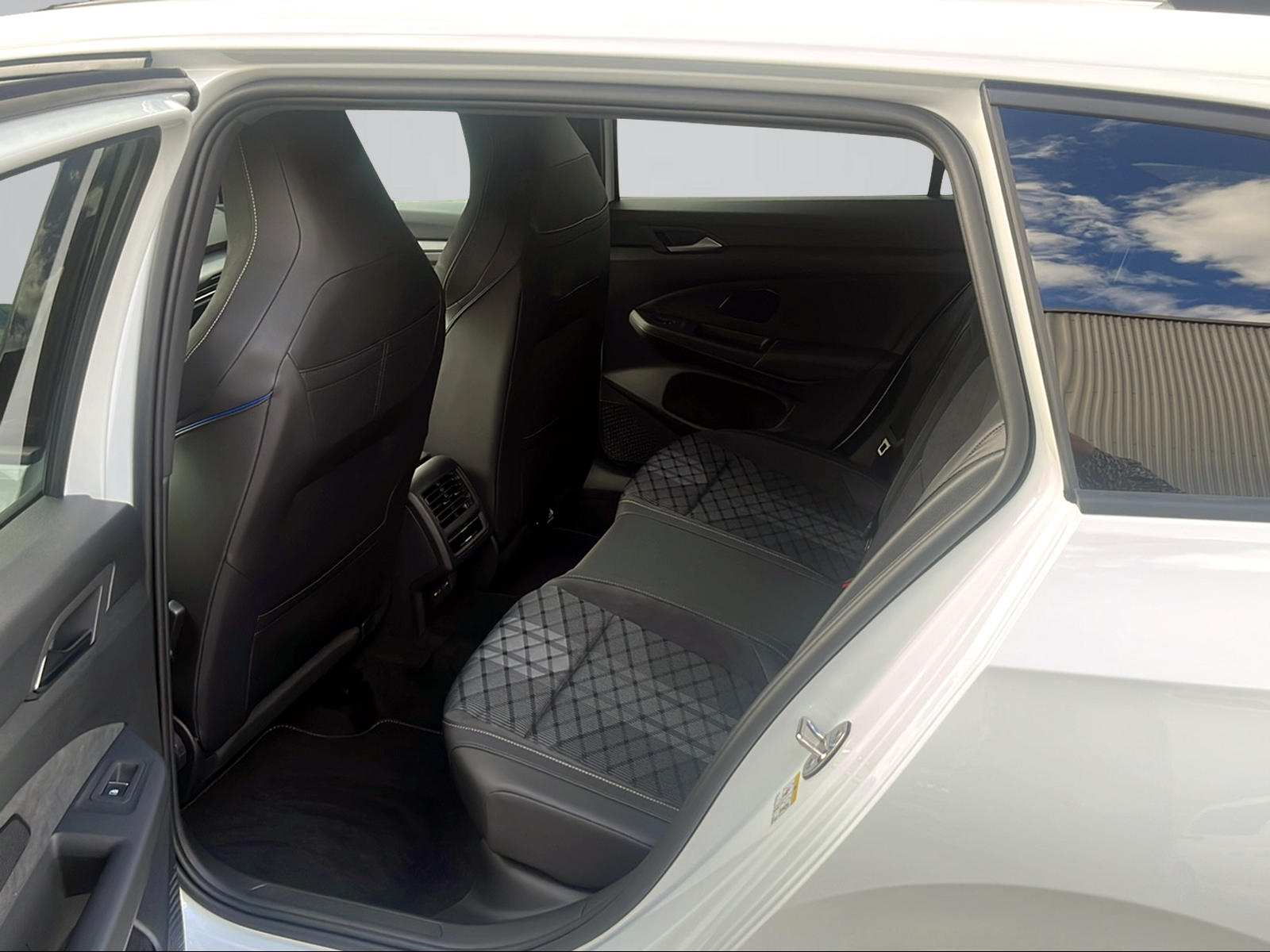 VW Golf Variant 2.0 TSI R-Line DSG 4 Motion-image-4