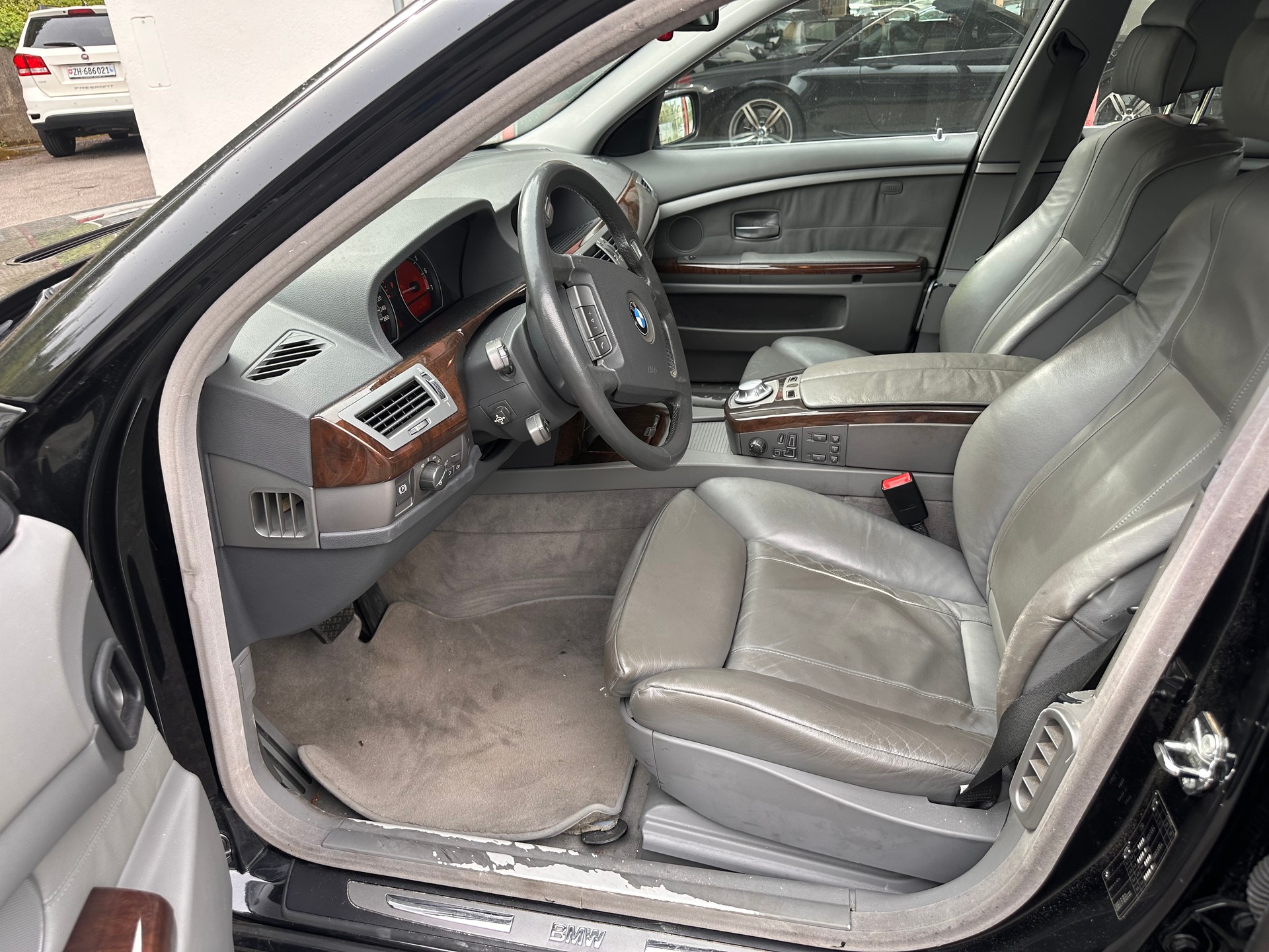 BMW 745i-image-9