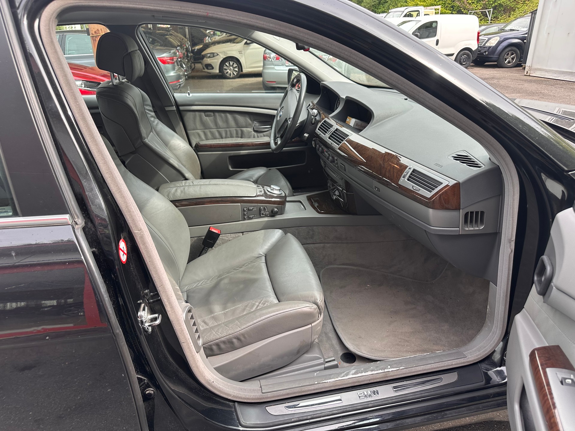 BMW 745i-image-13