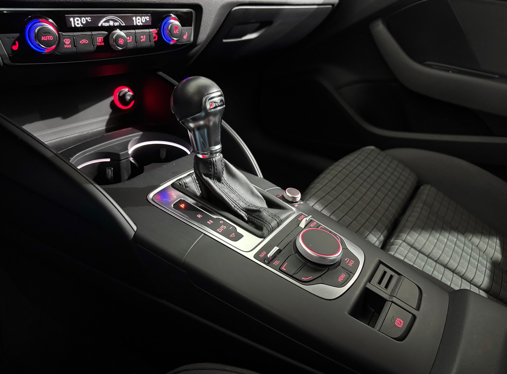 AUDI A3 Sportback 1.2 TFSI Ambition S-tronic-image-12