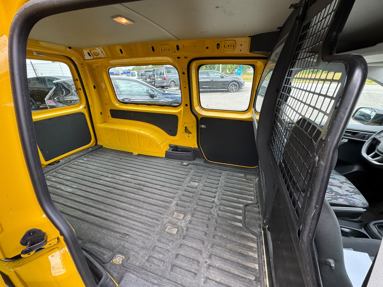 VW Caddy Maxi 1.0TSI BlueMotion Technology-image-5