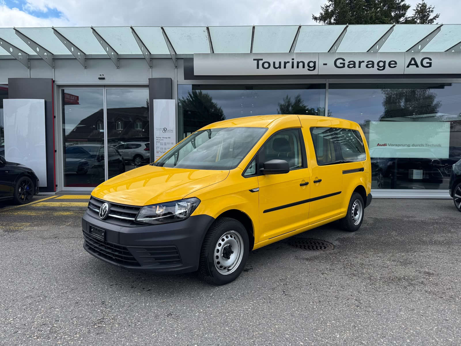 VW Caddy Maxi 1.0TSI BlueMotion Technology-image-0