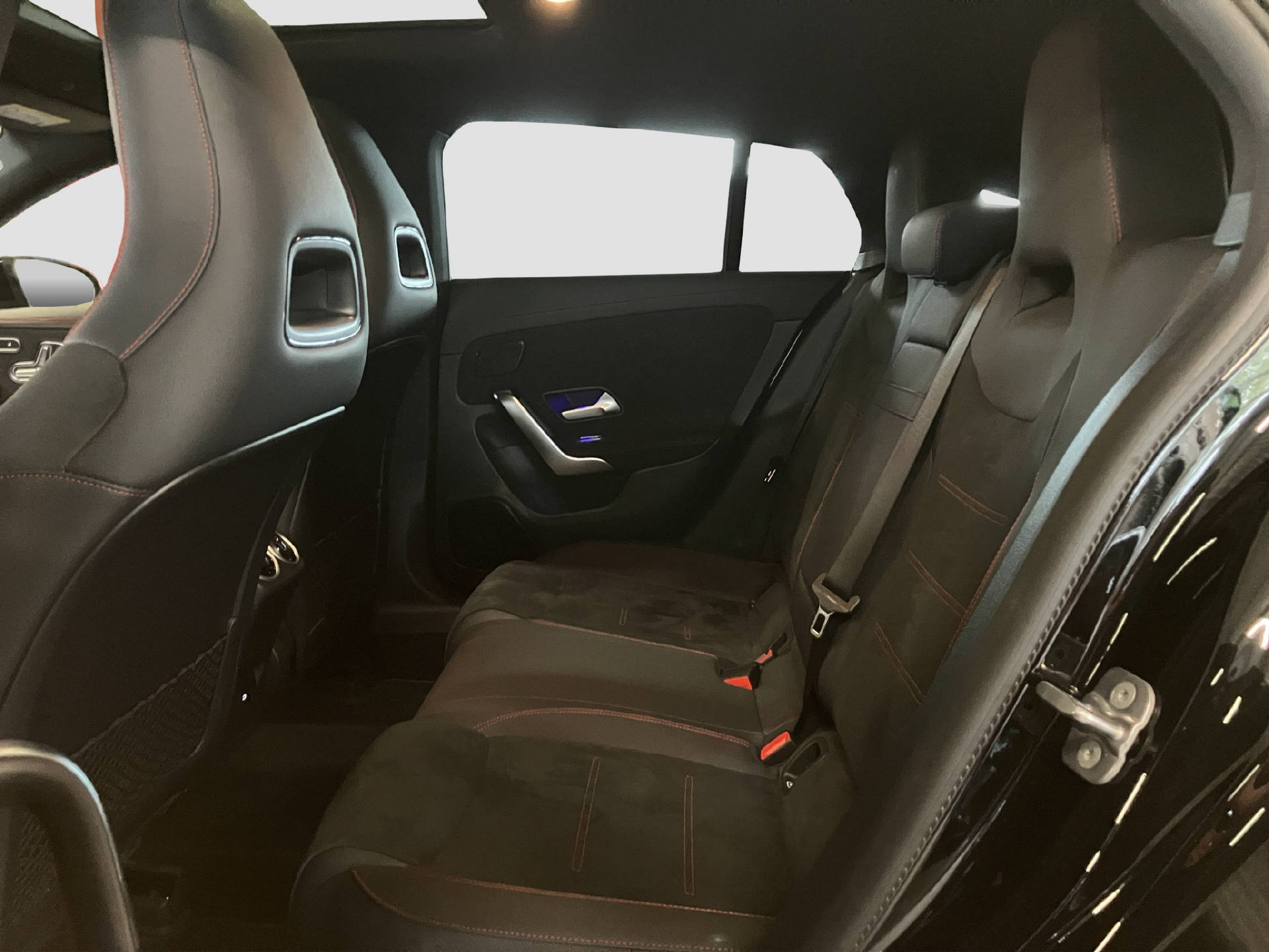 MERCEDES-BENZ CLA 180 AMG Line Shooting Brake-image-13