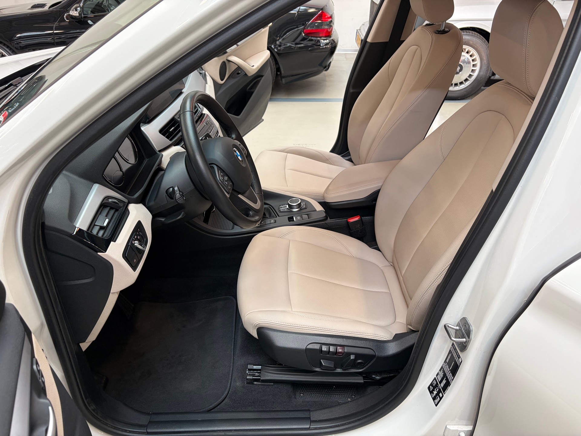 BMW X1 xDrive 20i Steptronic-image-8