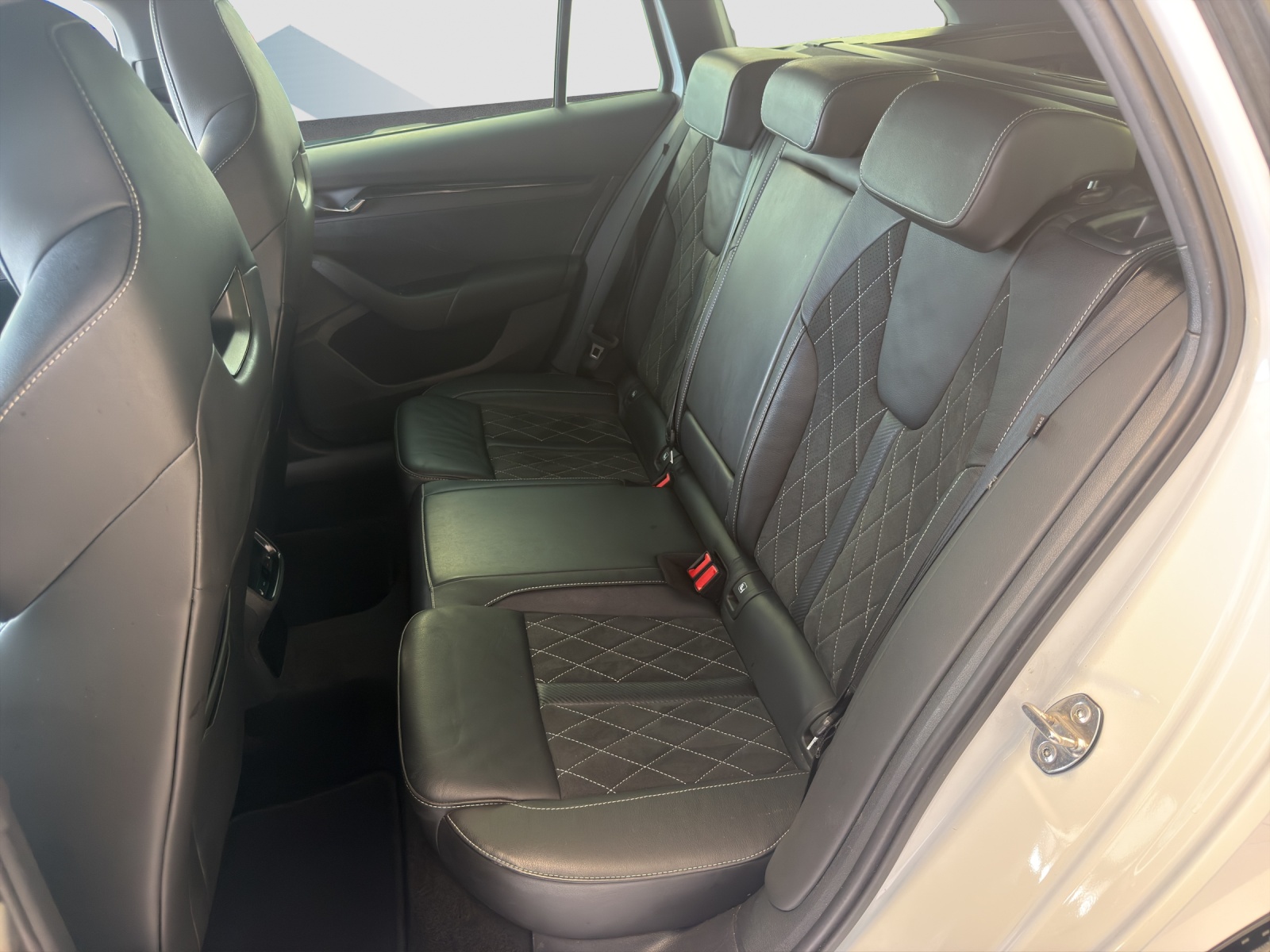SKODA OCTAVIA 1.4 TSI PHEV 245 RS-image-7
