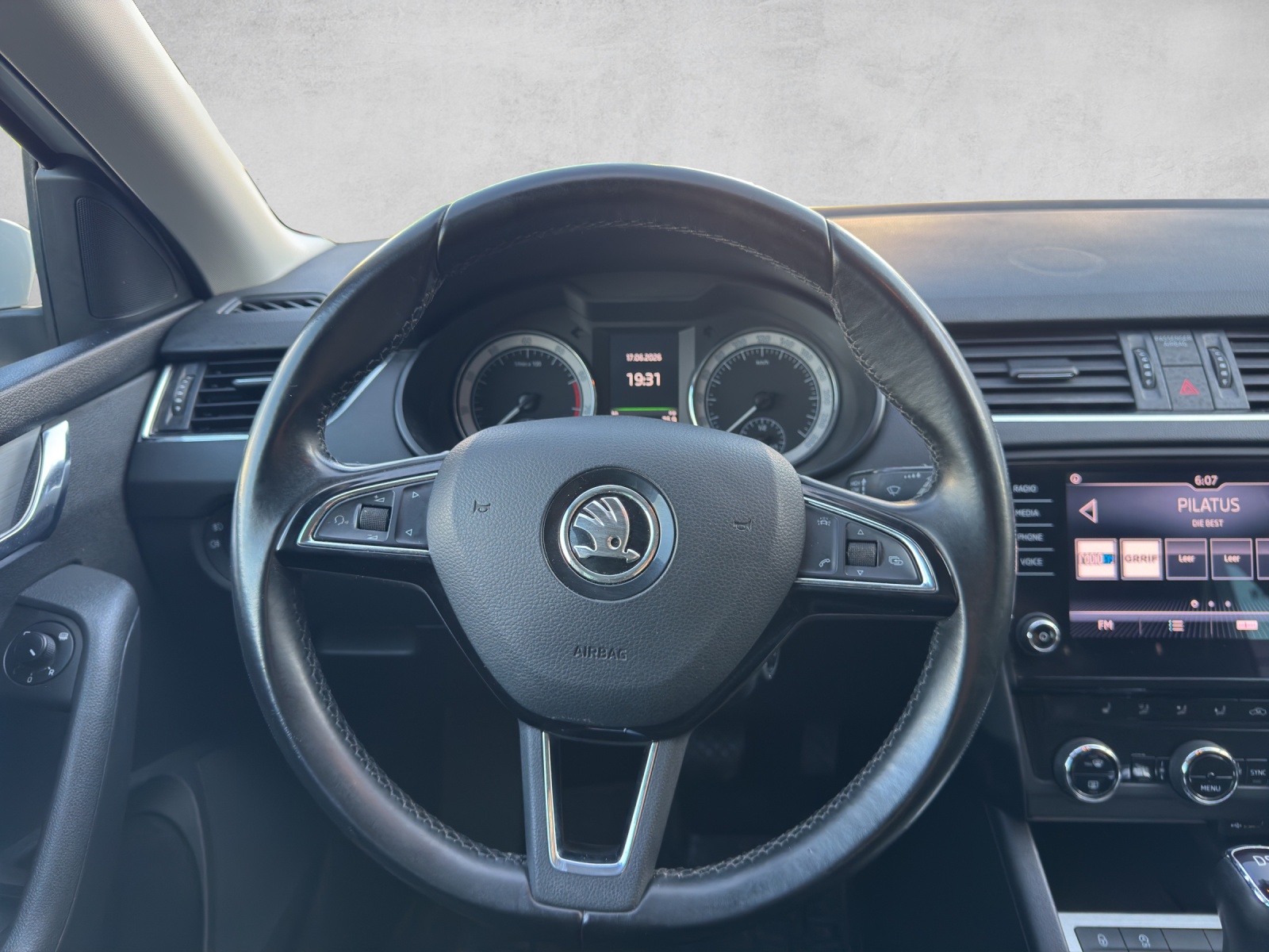 SKODA Octavia Combi 1.4 TSI Ambition DSG-image-10