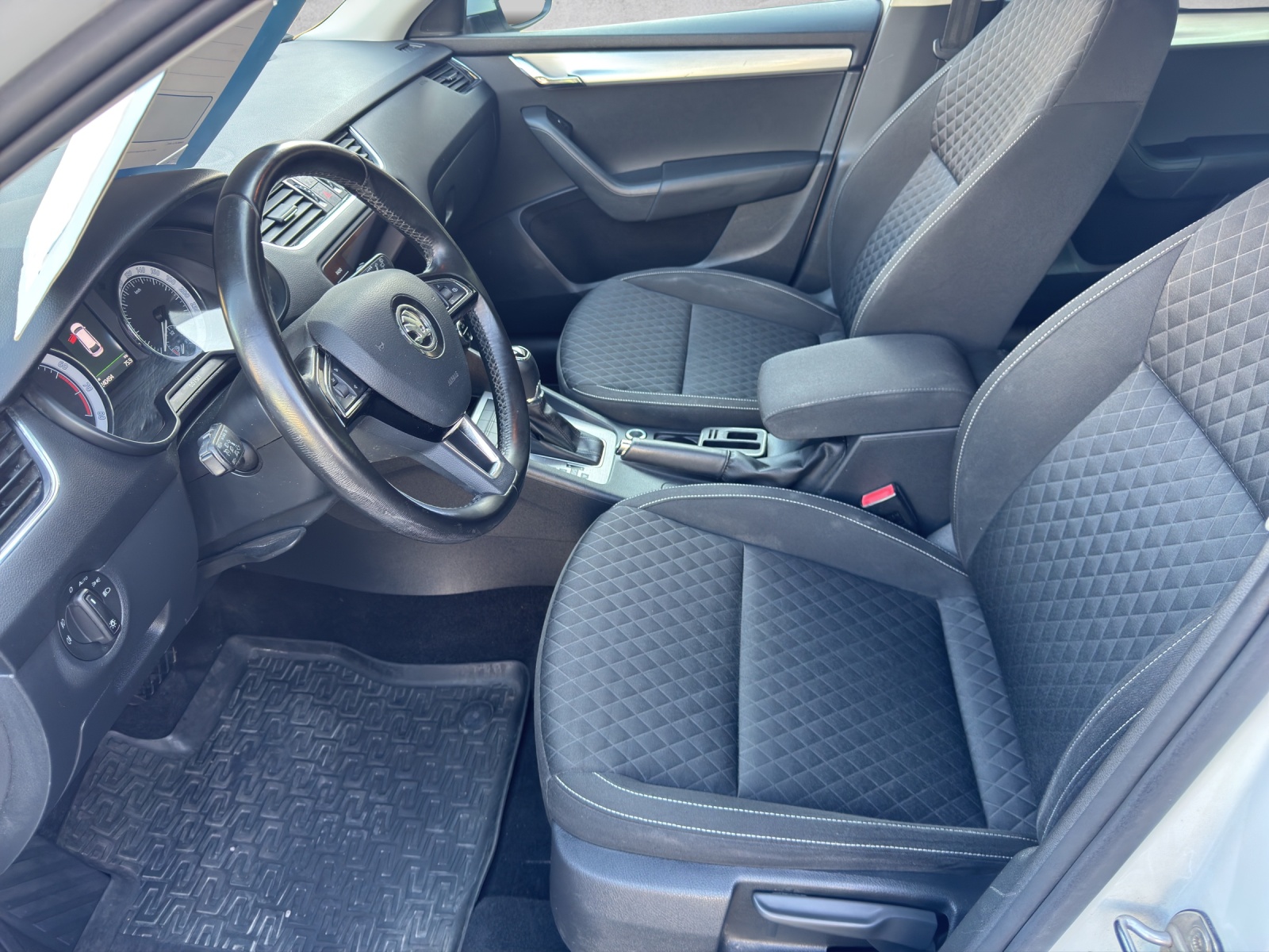 SKODA Octavia Combi 1.4 TSI Ambition DSG-image-9