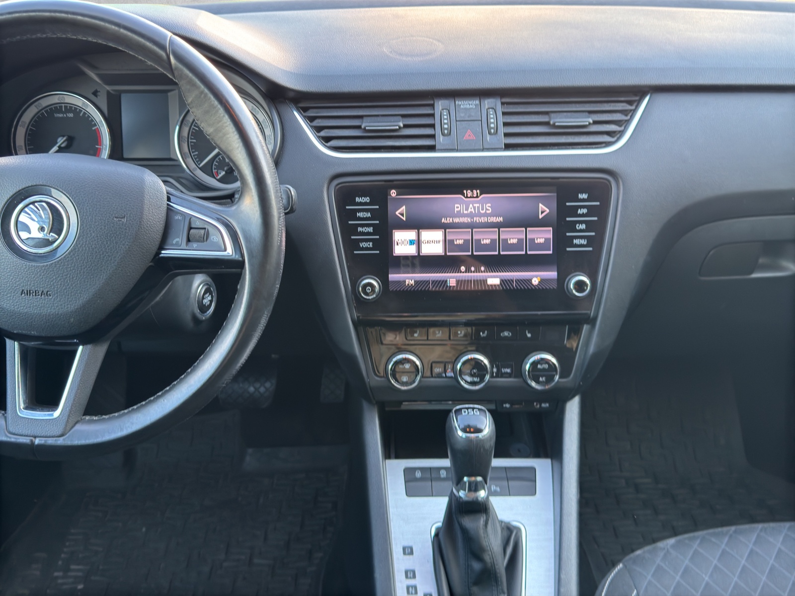 SKODA Octavia Combi 1.4 TSI Ambition DSG-image-13