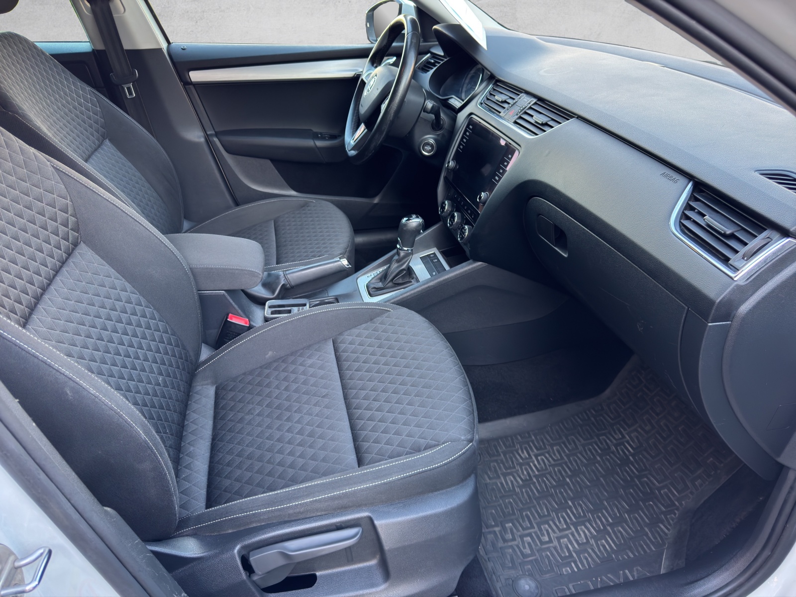 SKODA Octavia Combi 1.4 TSI Ambition DSG-image-17