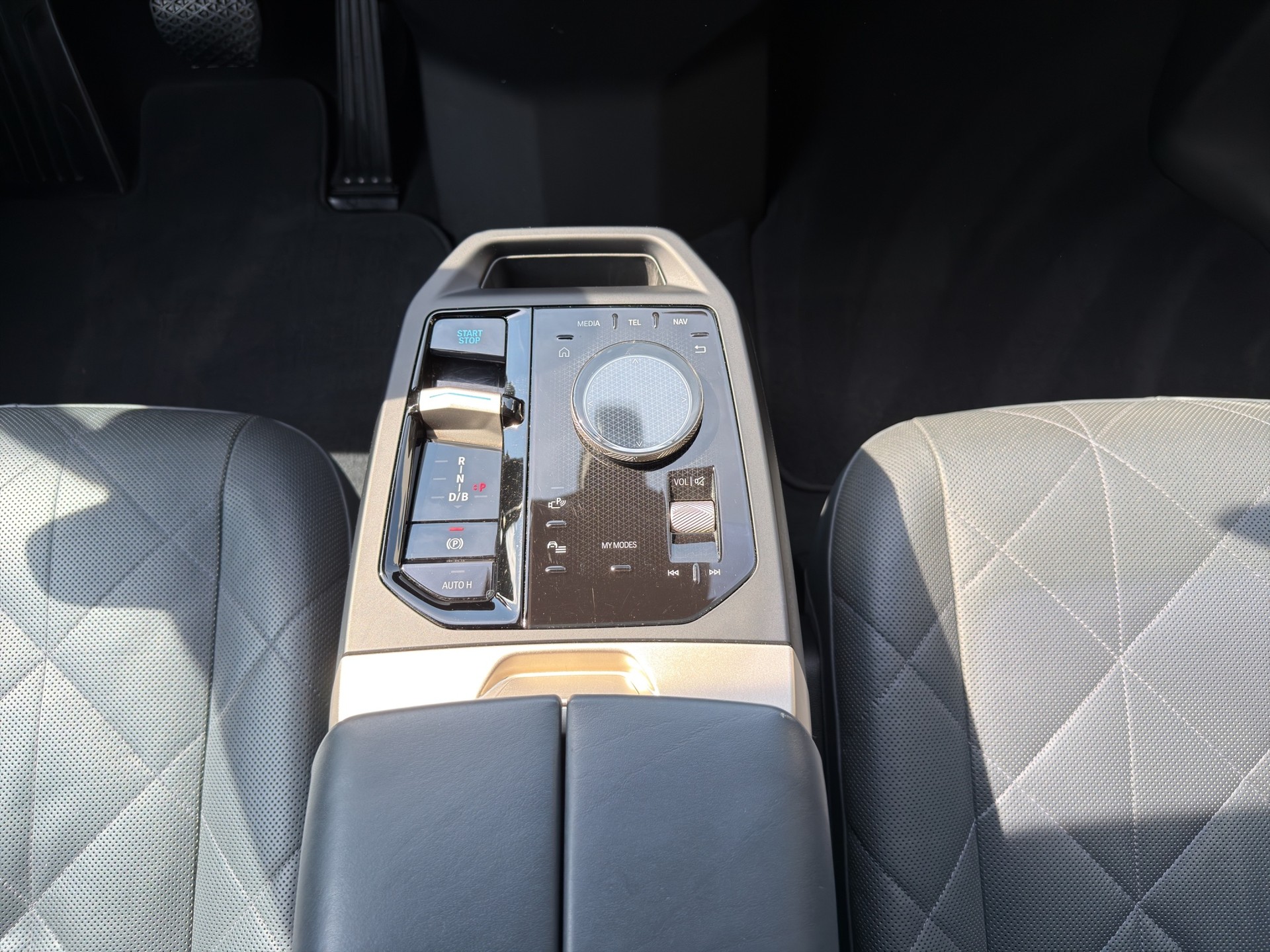 BMW iX xDrive40-image-16