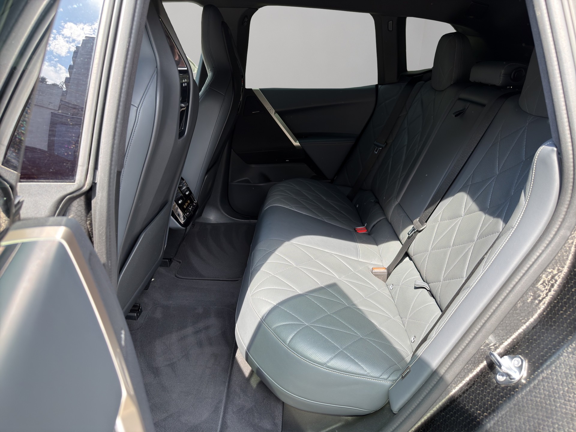 BMW iX xDrive40-image-18