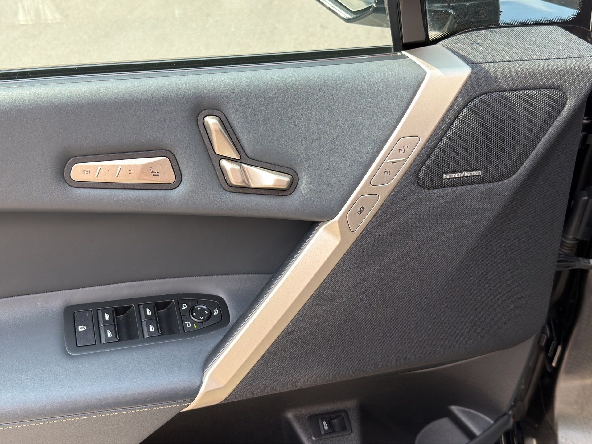 BMW iX xDrive40-image-11