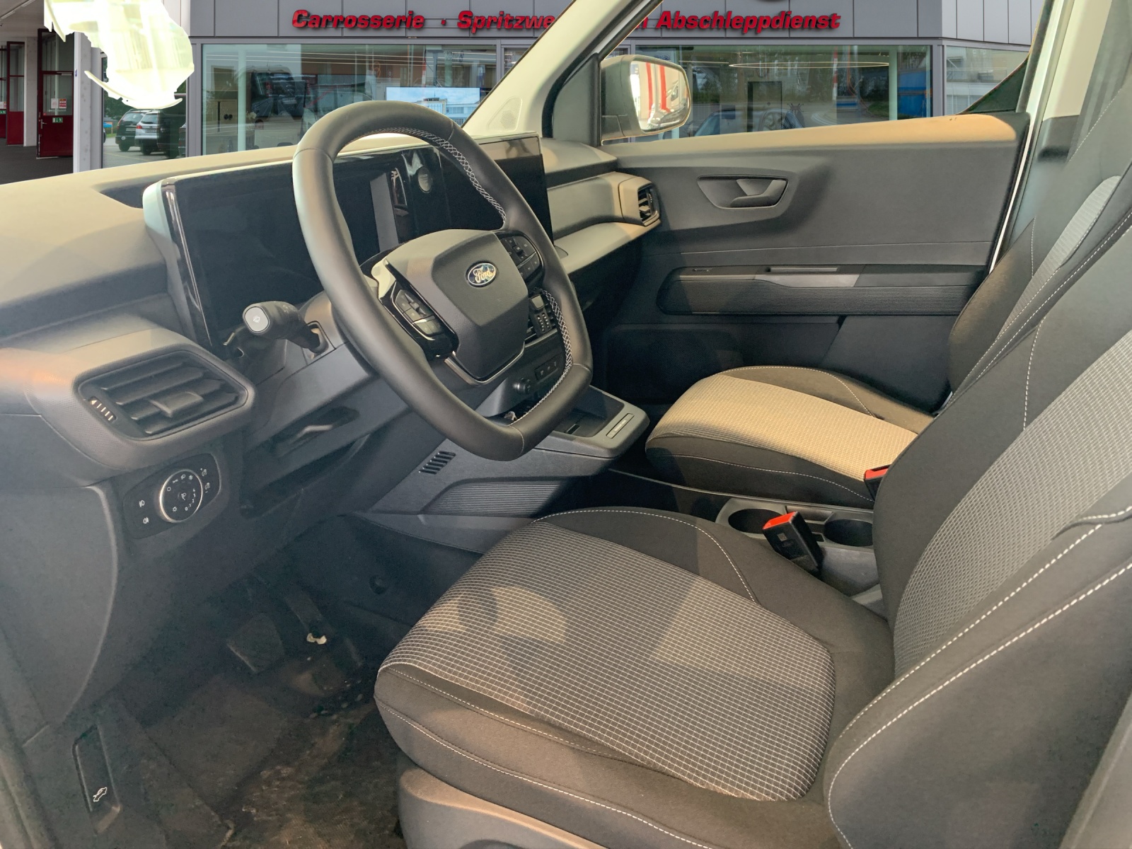 FORD E-Transit Courier Van Trend-image-6