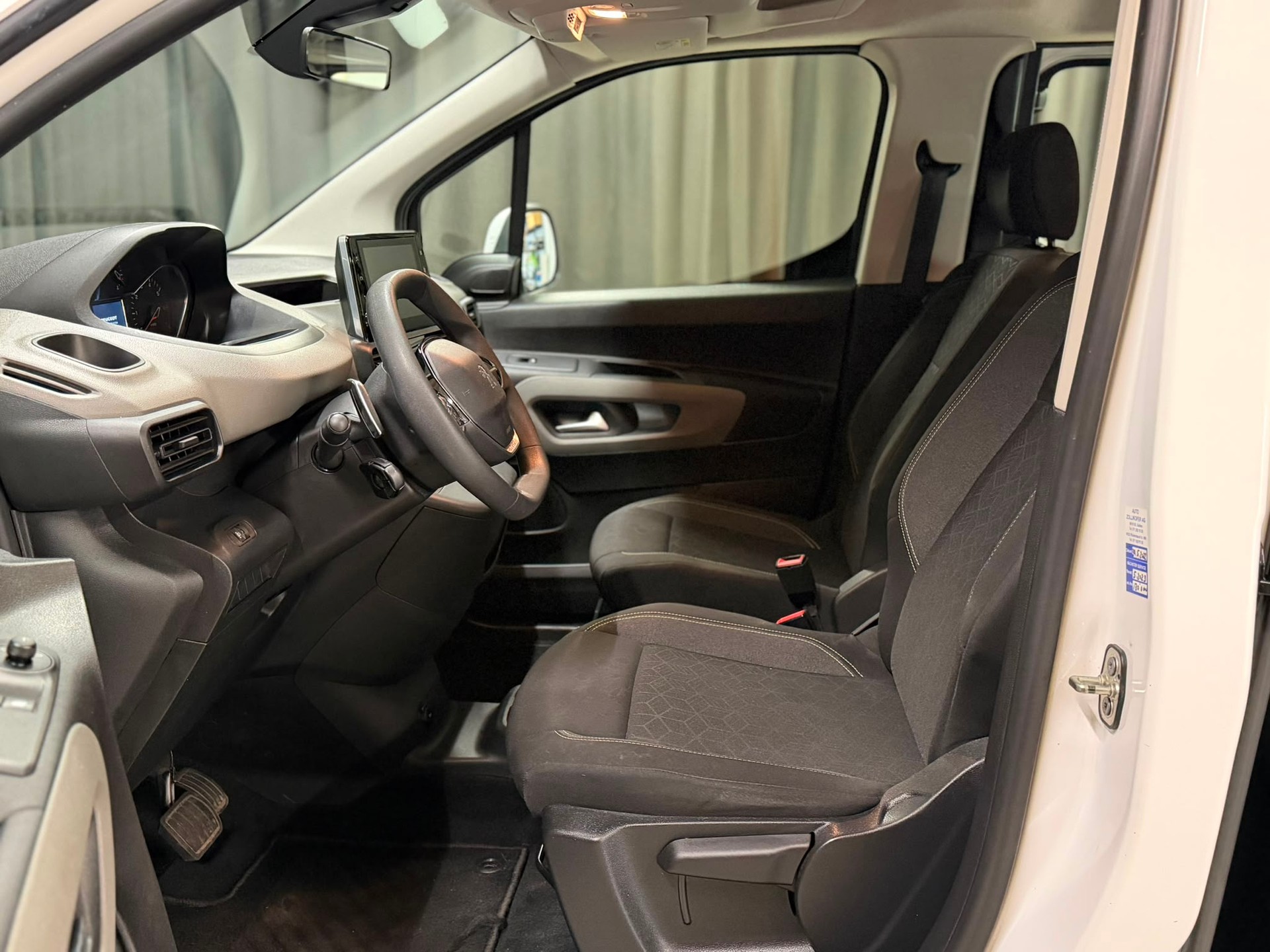 PEUGEOT Rifter 1.2 PureTech Allure EAT8-image-11