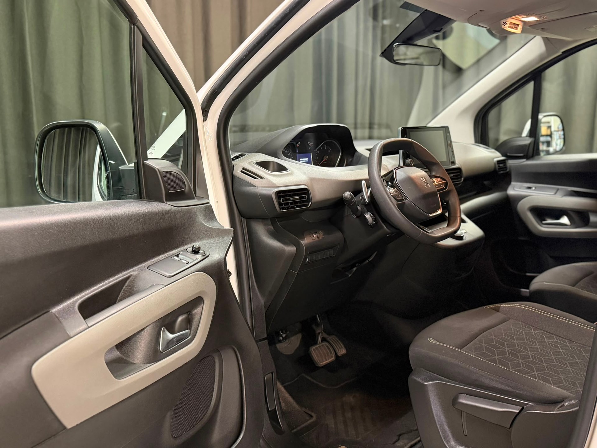 PEUGEOT Rifter 1.2 PureTech Allure EAT8-image-8