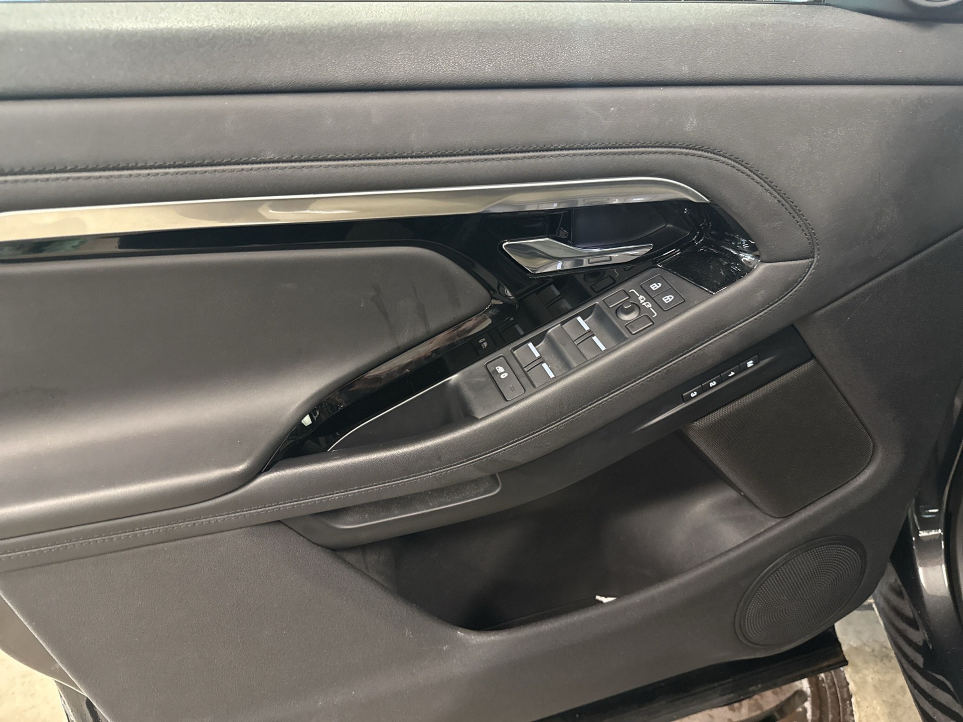 LAND ROVER Range Rover Evoque P 300e SE AT8-image-16