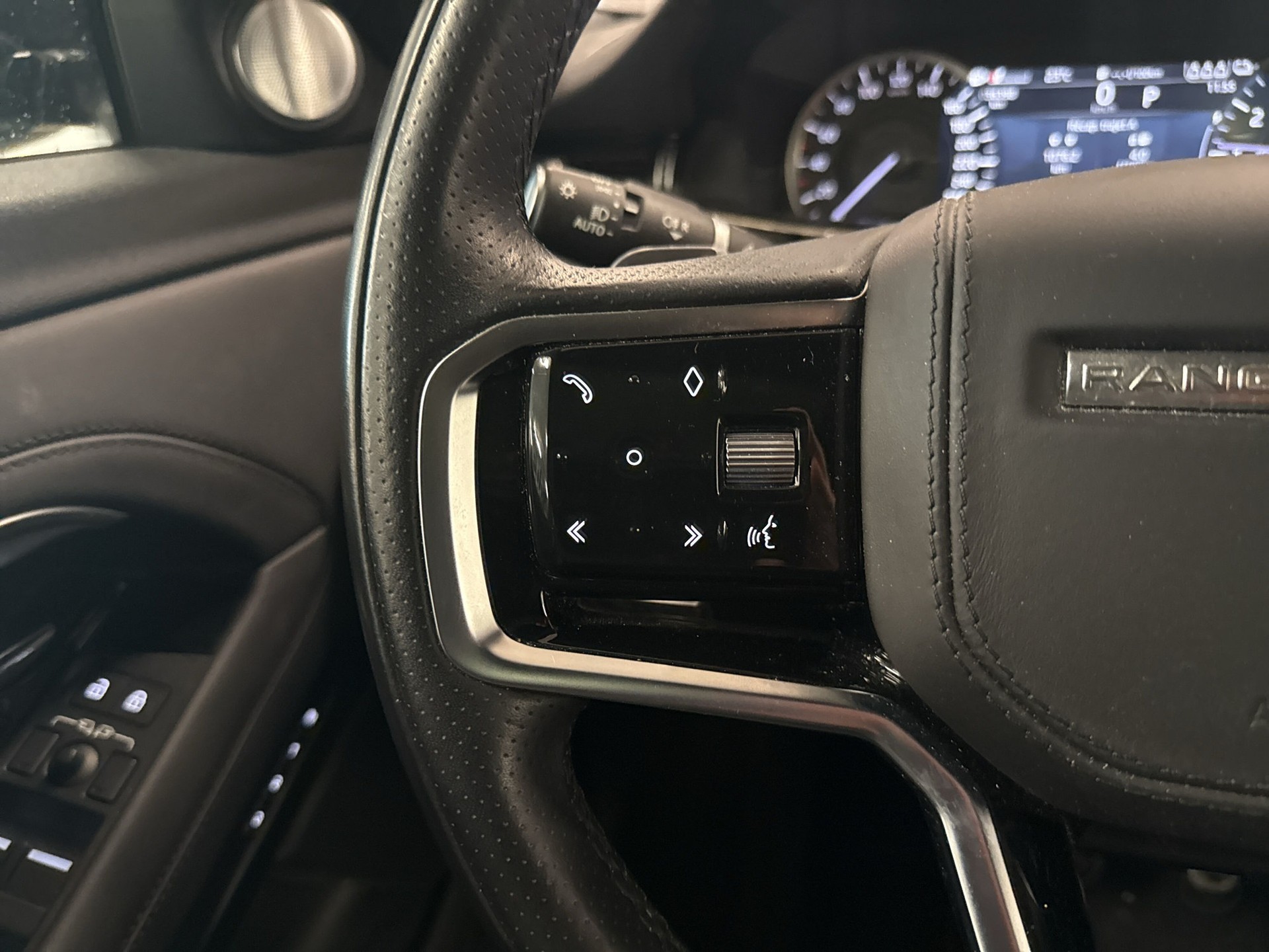 LAND ROVER Range Rover Evoque P 300e SE AT8-image-14