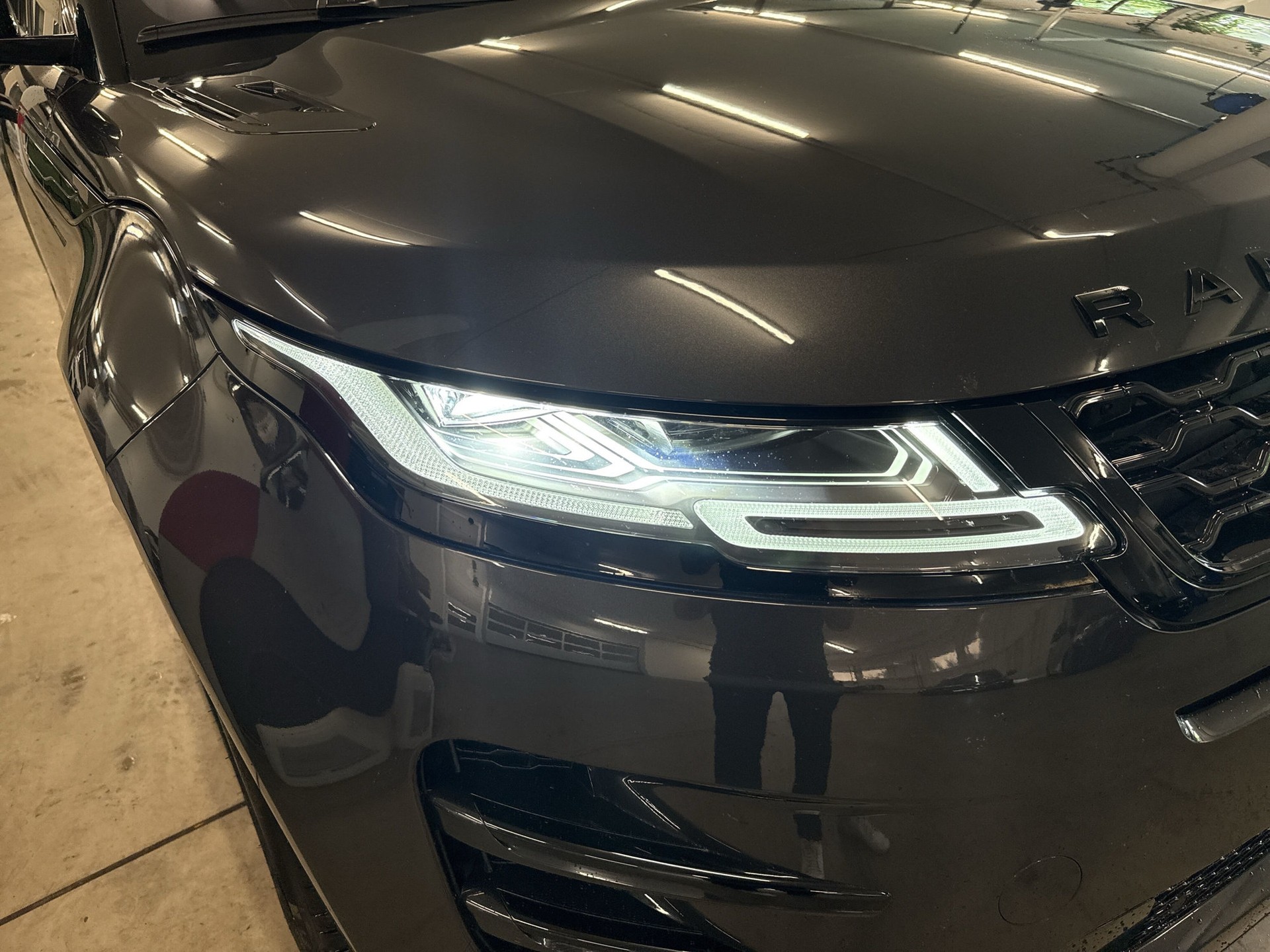 LAND ROVER Range Rover Evoque P 300e SE AT8-image-17