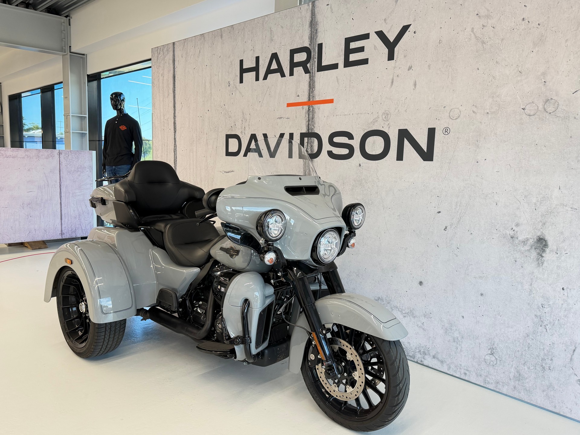 HARLEY-DAVIDSON FLHTCUTG Tri Glide Ultra 114-showroom-element-1