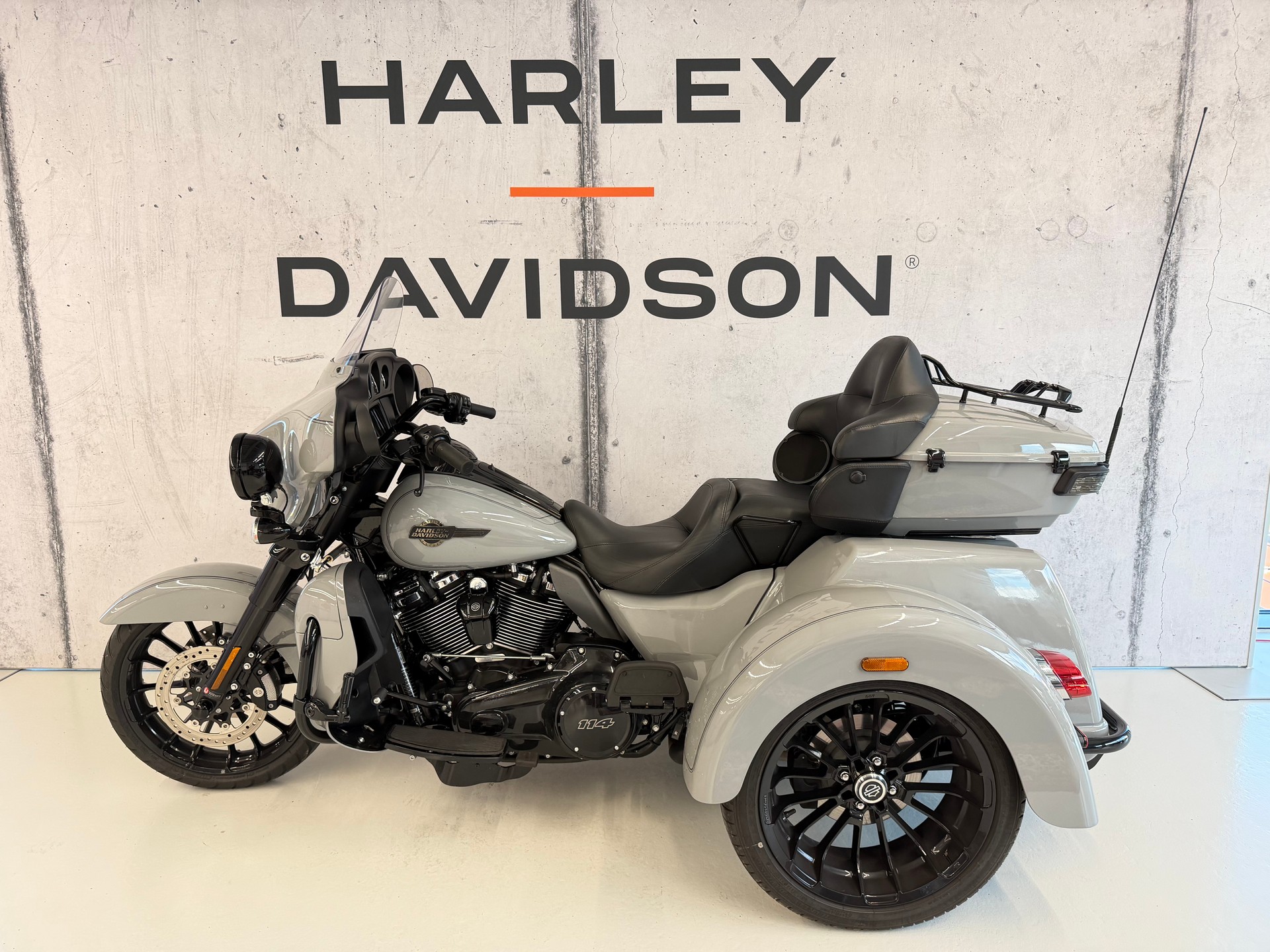 HARLEY-DAVIDSON FLHTCUTG Tri Glide Ultra 114-showroom-element-3