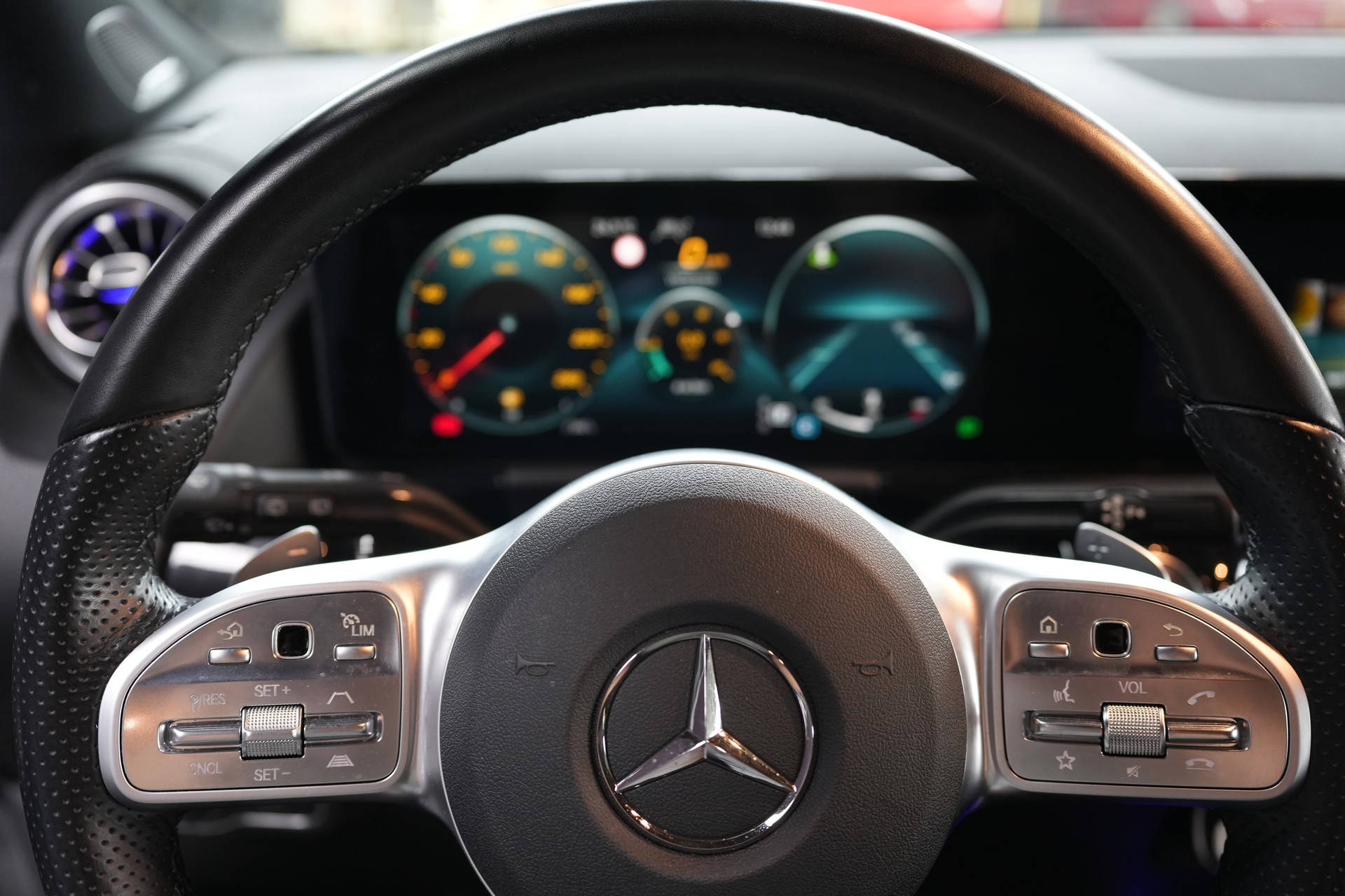 MERCEDES-BENZ B 250 AMG Line-image-7