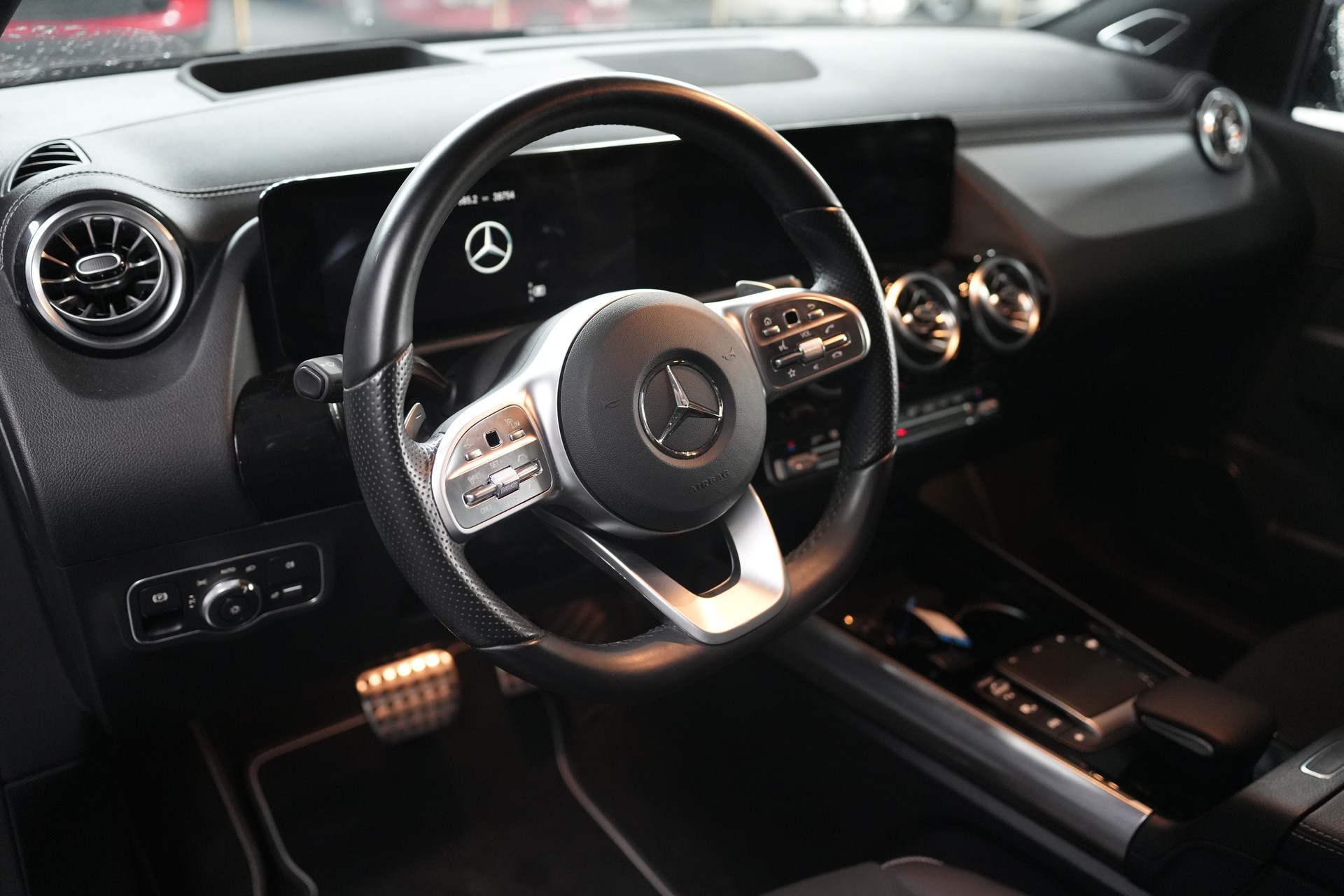 MERCEDES-BENZ B 250 AMG Line-image-6