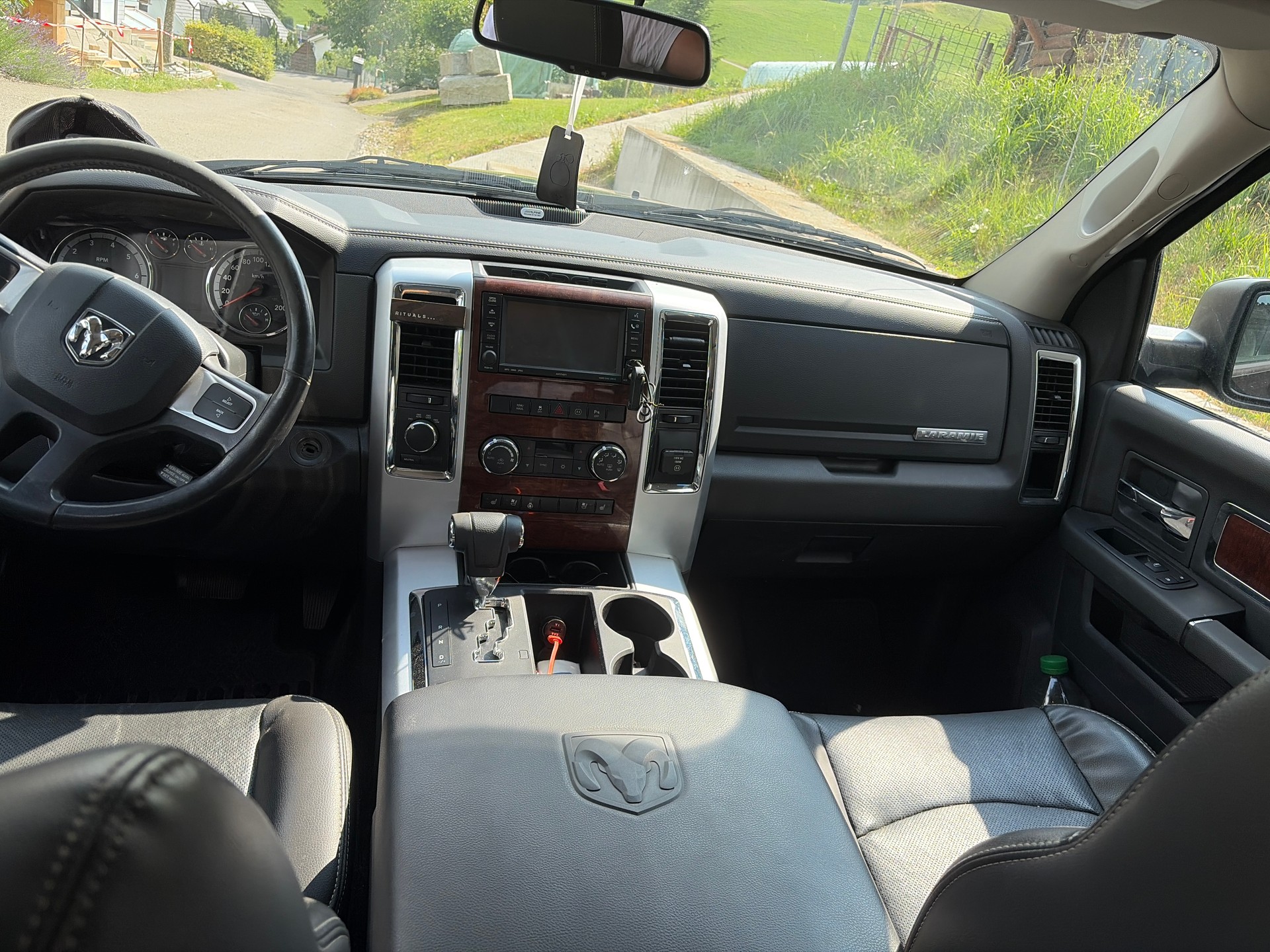 DODGE 1500 Laramie-image-2