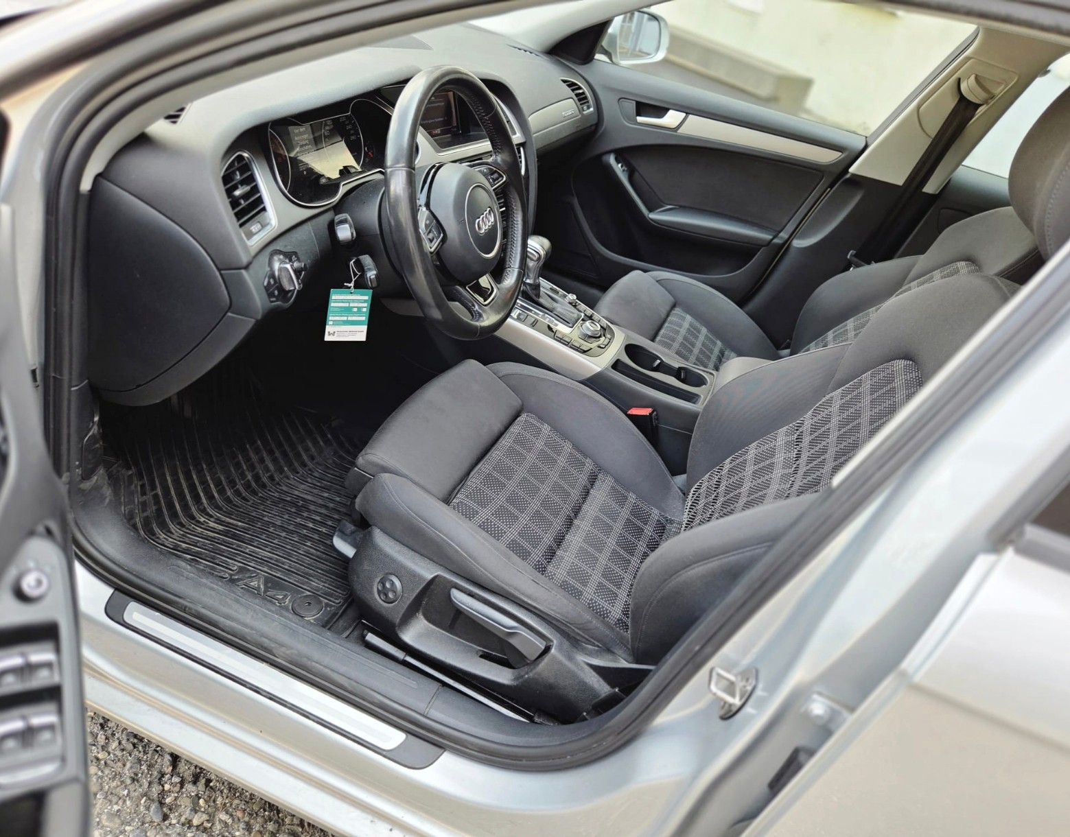 AUDI A4 Avant 2.0 TFSI quattro s-tronic-image-9