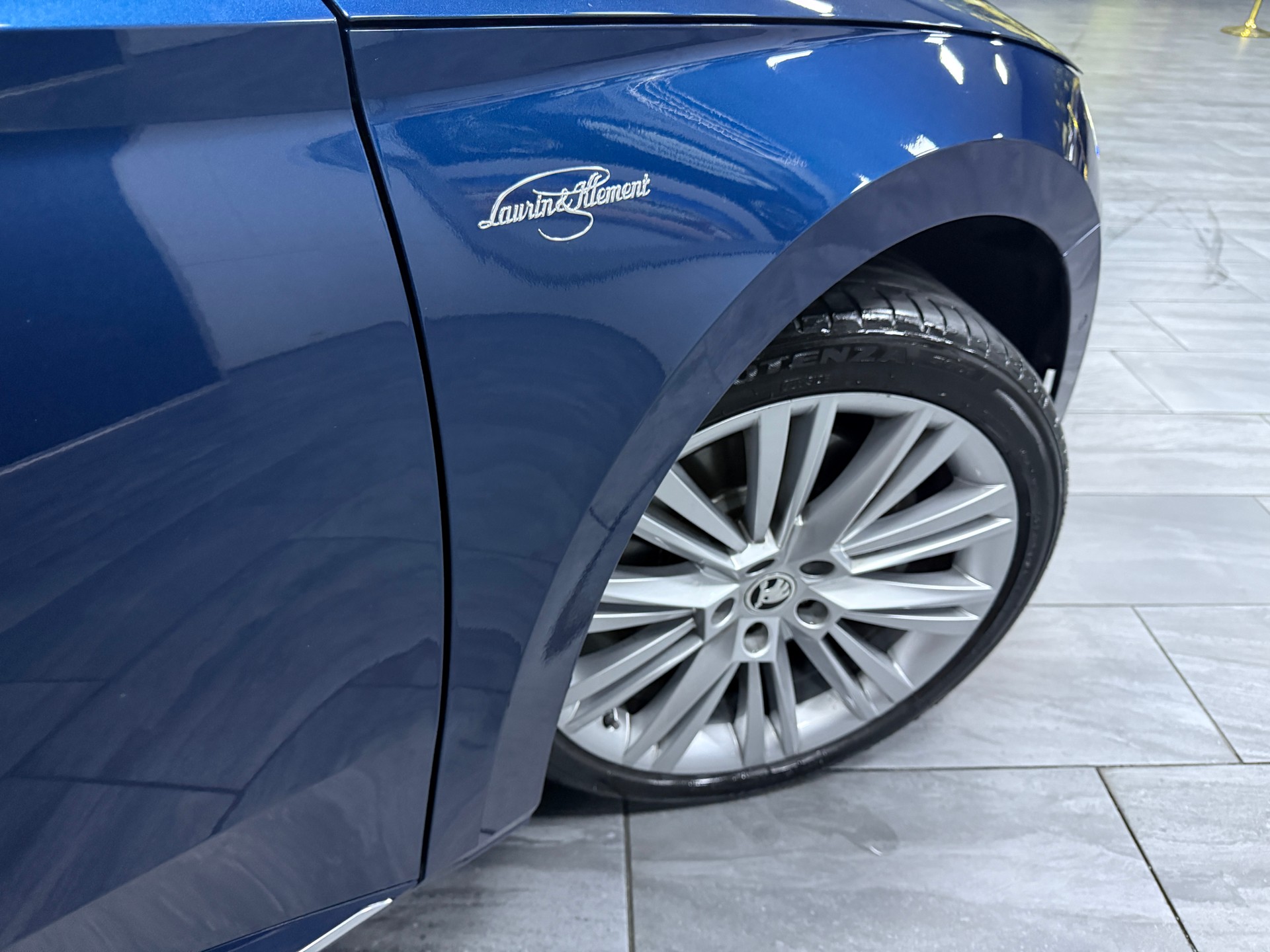 SKODA Superb Combi 2.0 TSI L&K 4x4 DSG / Vollausstattung / AHK / Leasing ab 399.--showroom-element-3