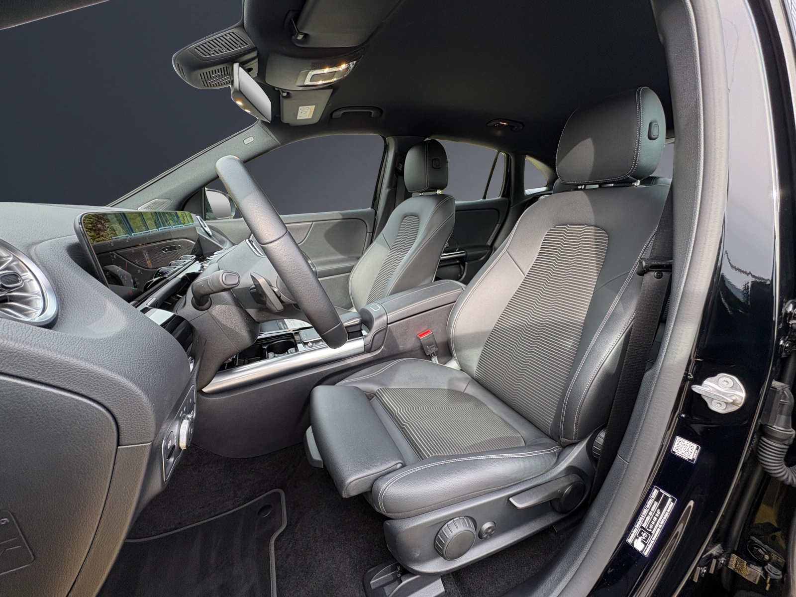 MERCEDES-BENZ EQA 300 4Matic-image-5